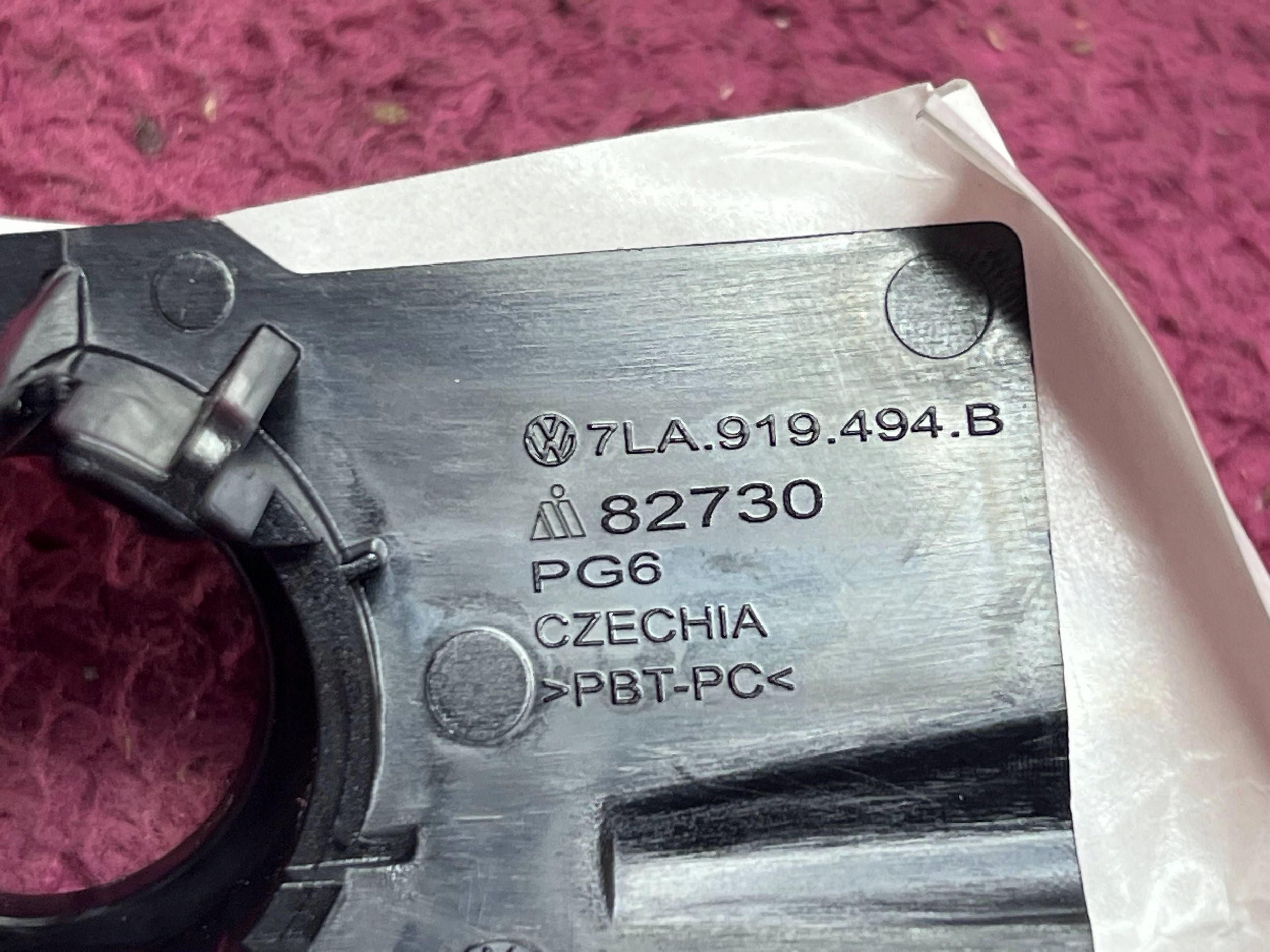 bracket of the sensor PDC front Volkswagen Transporter T6 7LA919494B