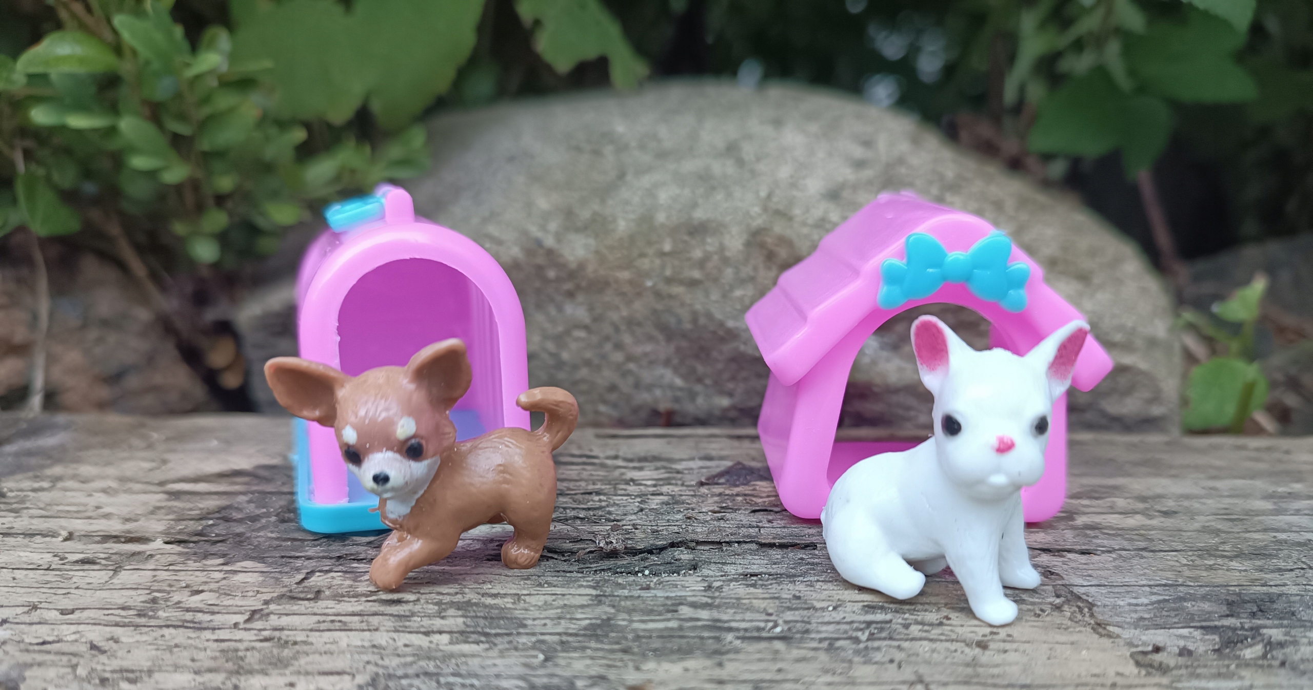 ZESTAW AKCESORIA DLA LALKI - DWA PIESKI DOMEK I TRANSPORTER Kod producenta Mini 2