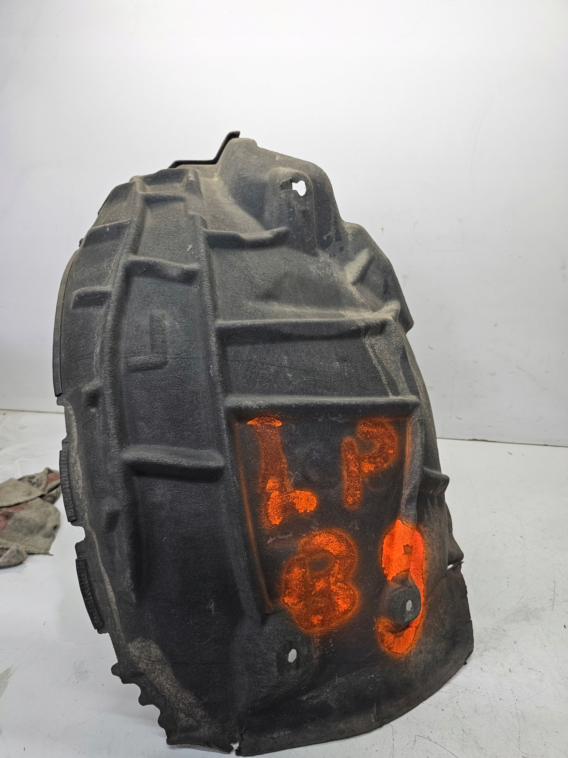 mudguard left front AUDI A4 B9 8W0821171 MATERIALOWE