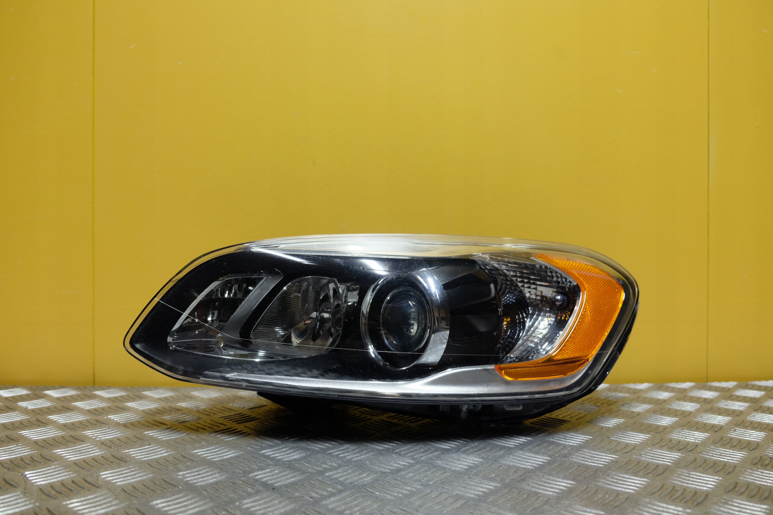 VOLVO XC60 LIFT 2013- REFLEKTOR LAMPA XENON L USA