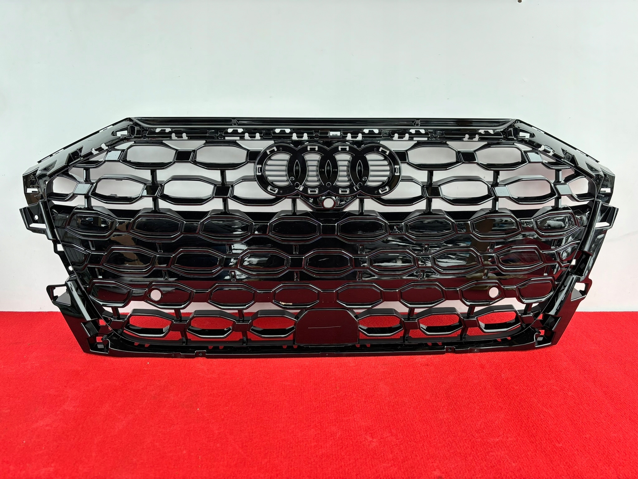 AUDI RS3 8Y 20-23 ROK ATRAPA GRILL CZARNY 8Y0853651H AUD13