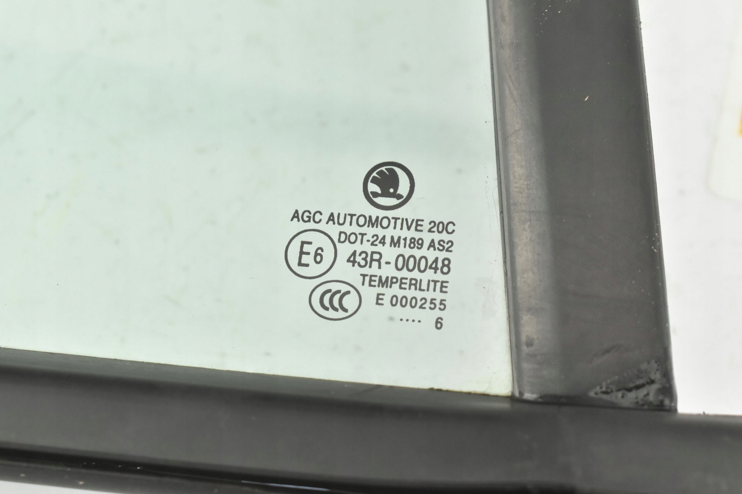 SZYBA LISTWA PRAWY TYŁ 5E5845213 OCTAVIA III 5E 16 Producent części Skoda OE