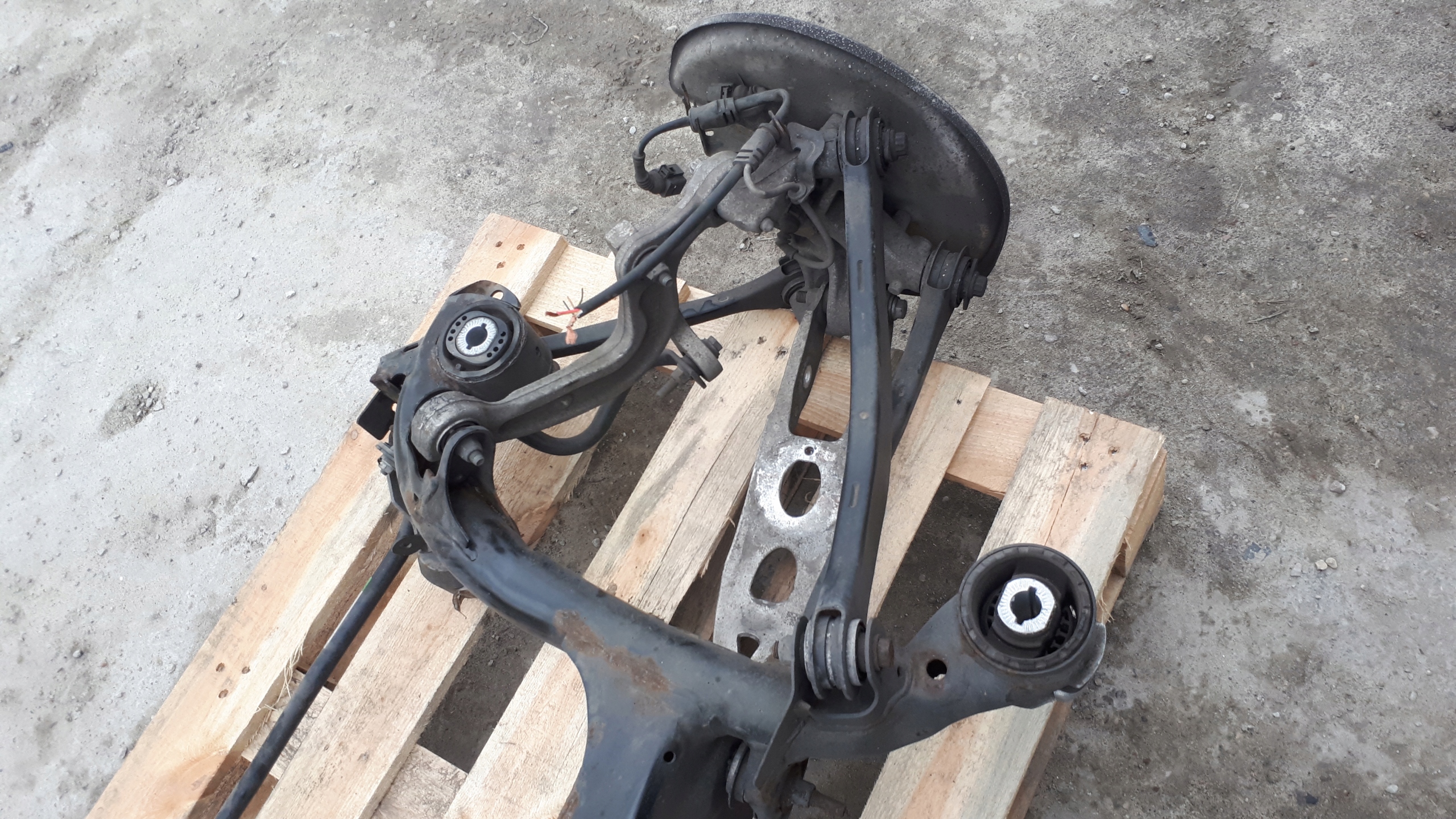A4 B9 8W sider sususpension rear. axle beam A5 8W