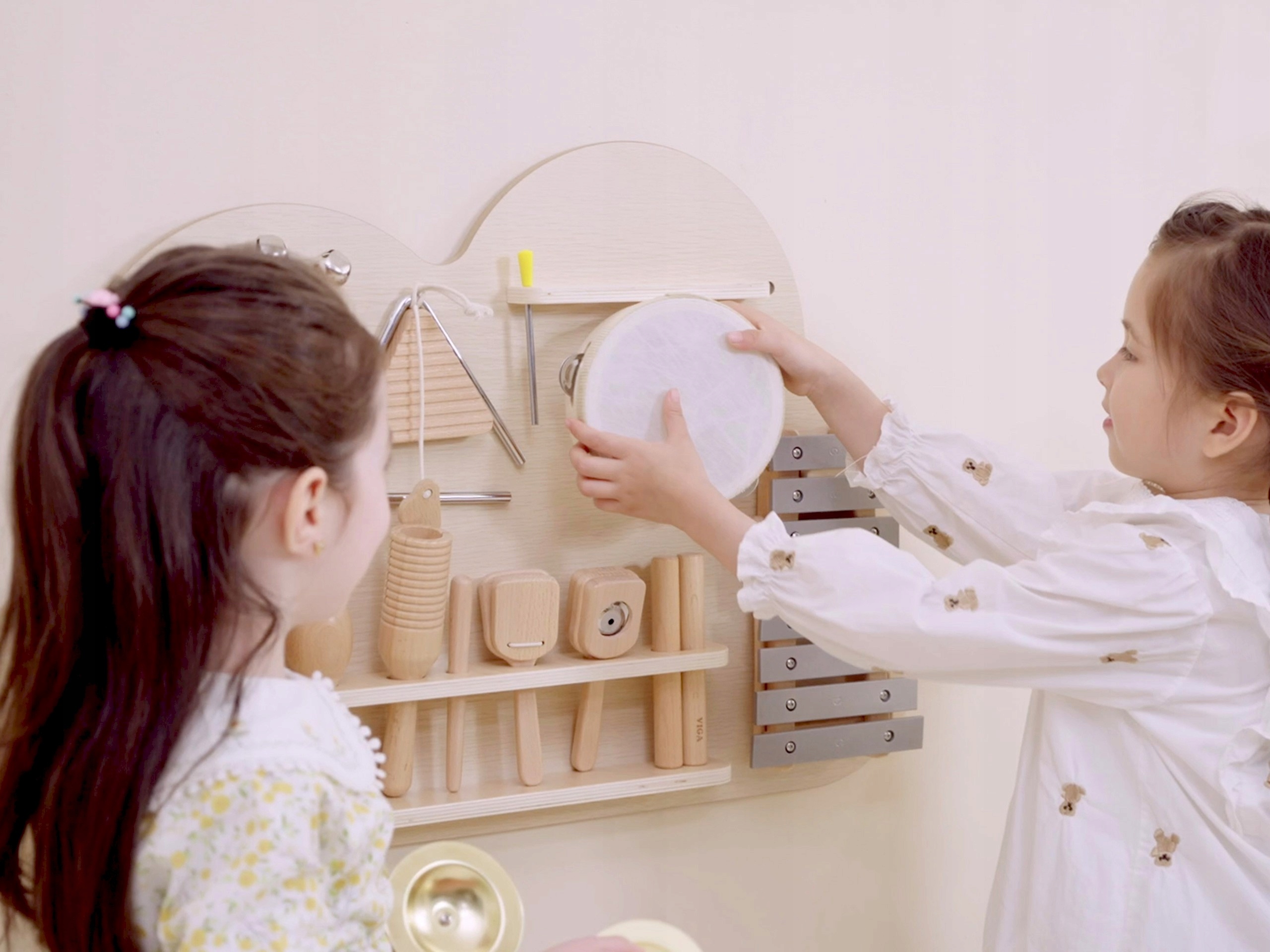 VIGA DREWNIANA TABLICA MUZYCZNA ŚCIENNA ZESTAW 12 INSTRUMENTÓW PERKUSYJNYCH Minimalny wiek dziecka 3