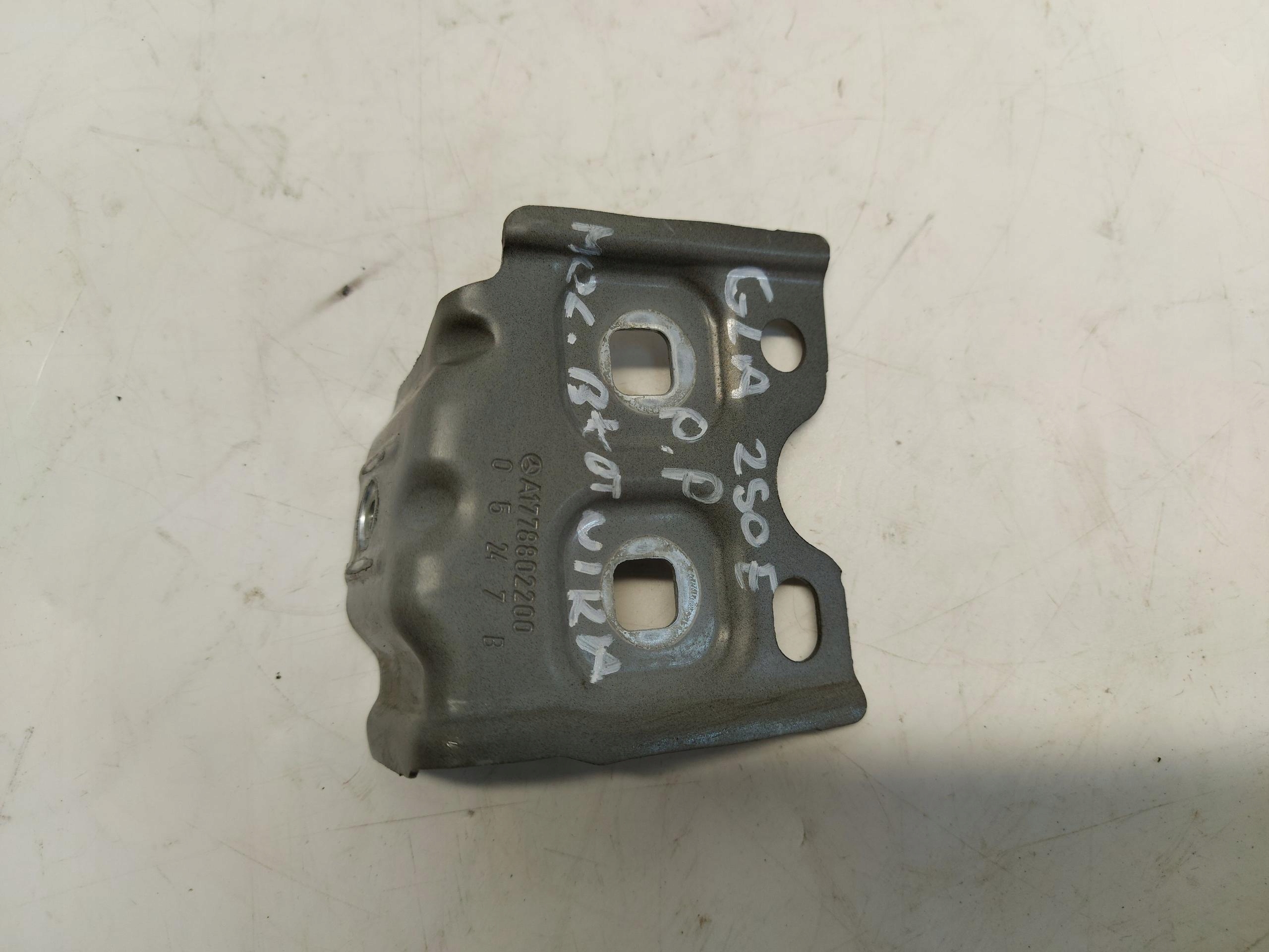 Mercedes GLA 250e LIFT II H247 Support plaque Console Aile A1778802200