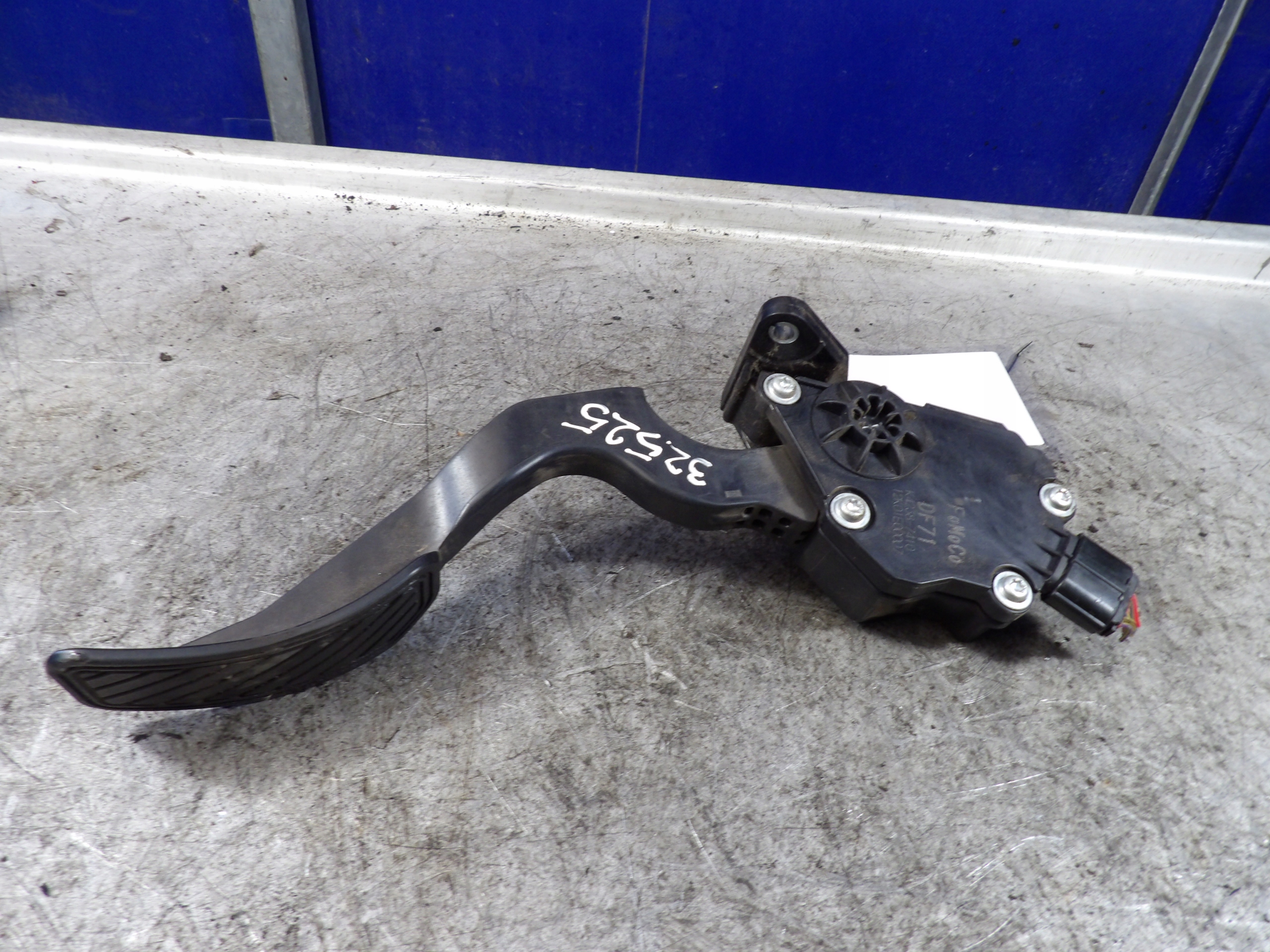 Mazda 2 accelerator pedal K4238-7410 DF71