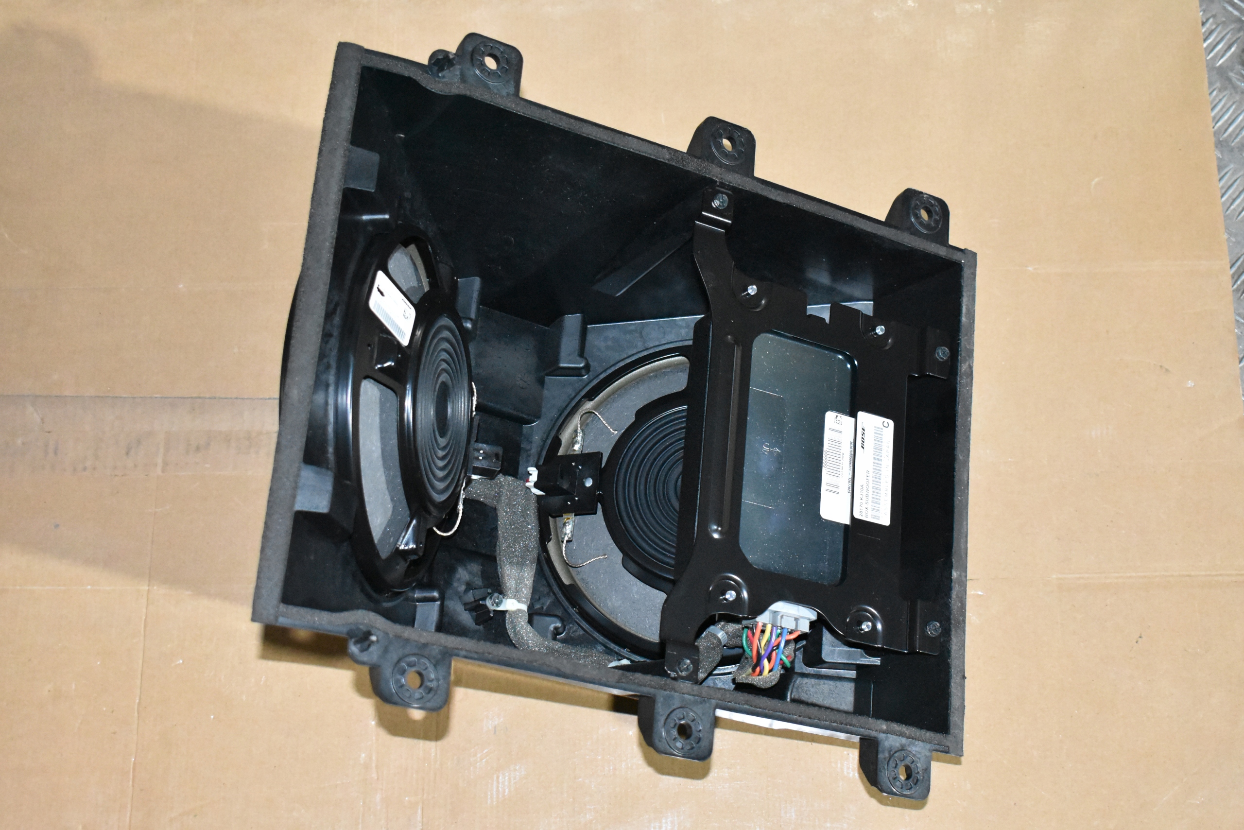 perfect condition speaker BOSE SUBWOOFER + amplifier NISSAN GT-R 1