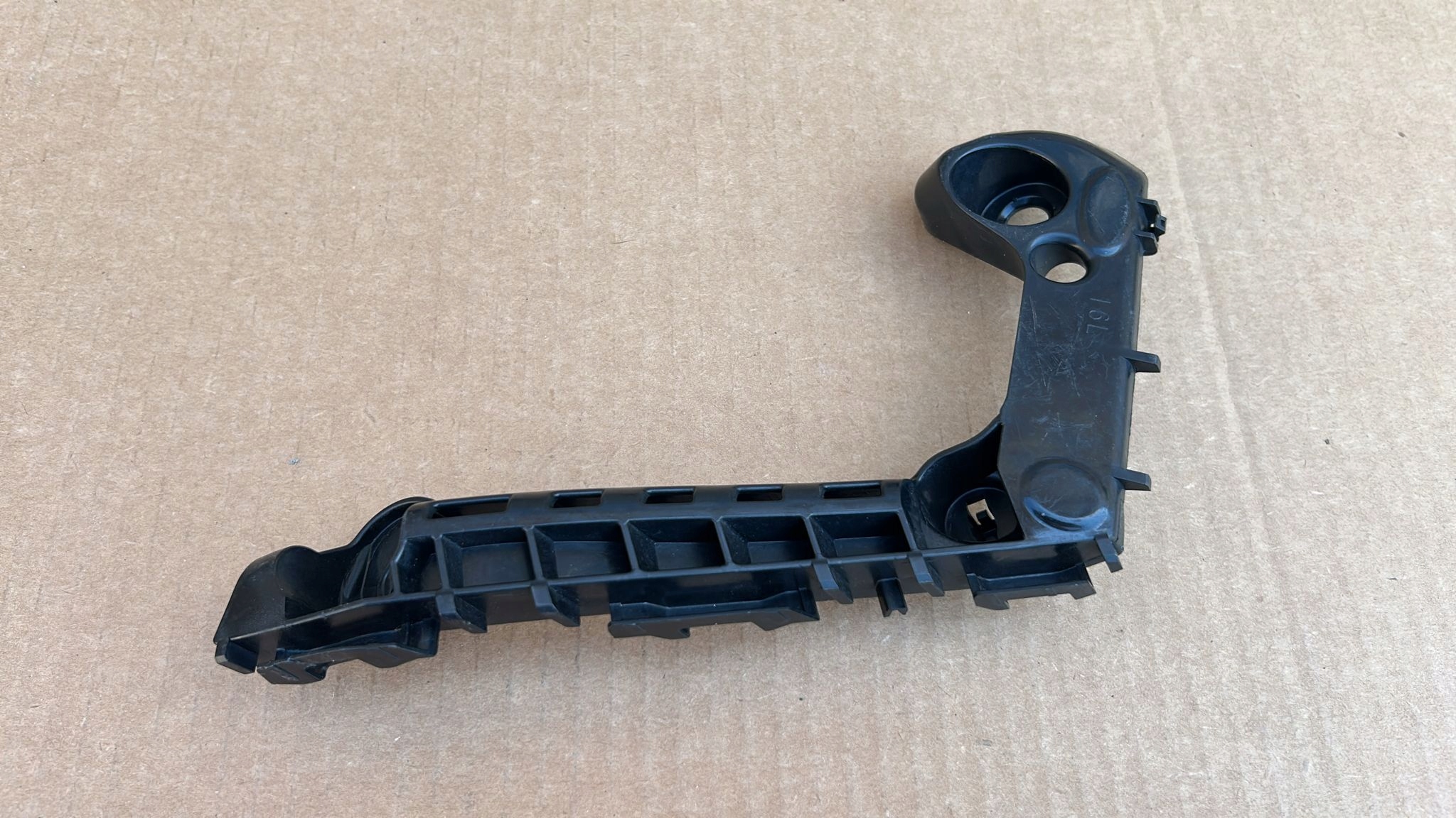 bumper bracket left front front TOYOTA COROLLA E21 19- KOMBI HB