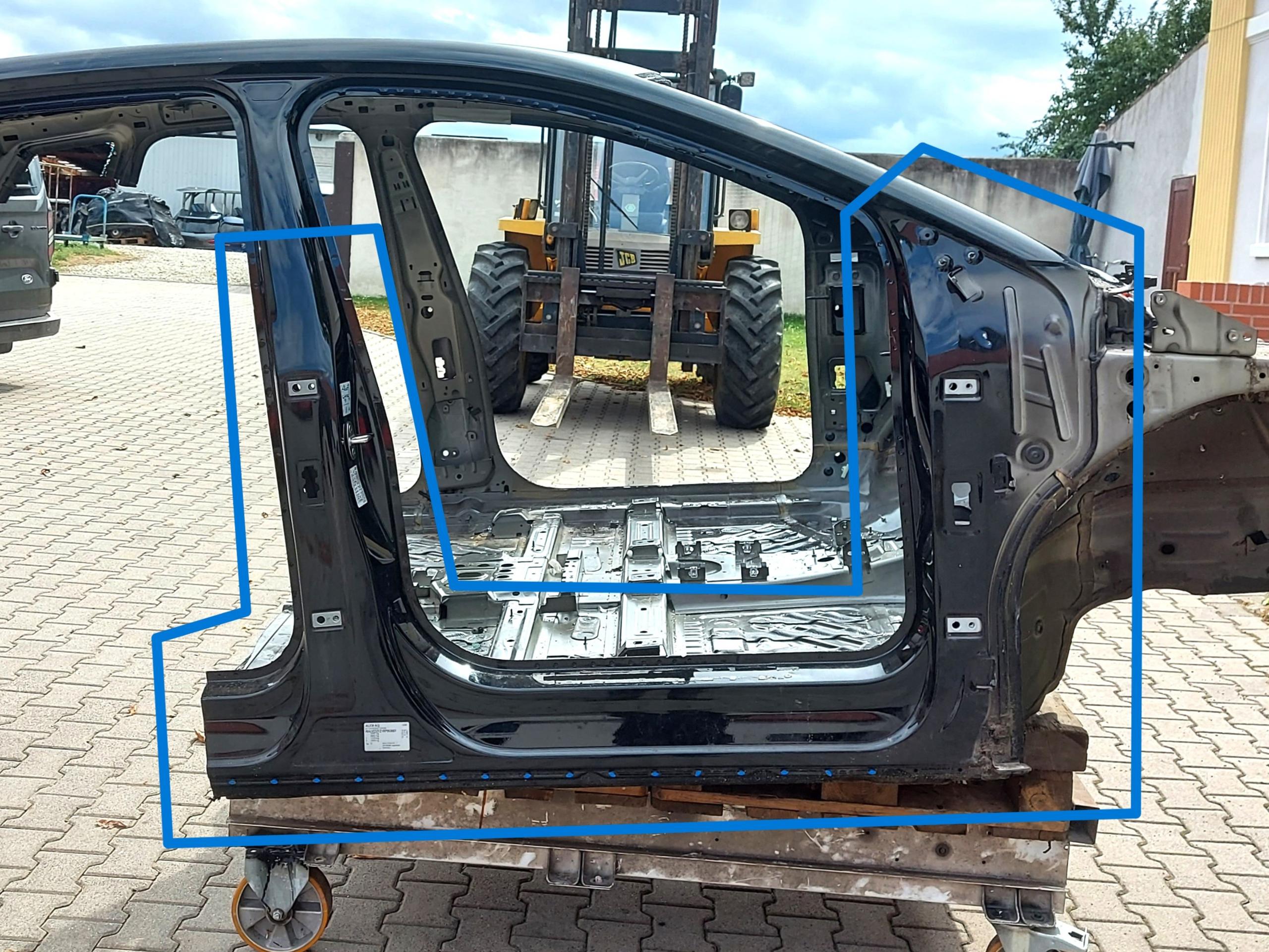Audi Q4 89A 45 E-TRON , SUV, 2023 pillar central right BOK threshold