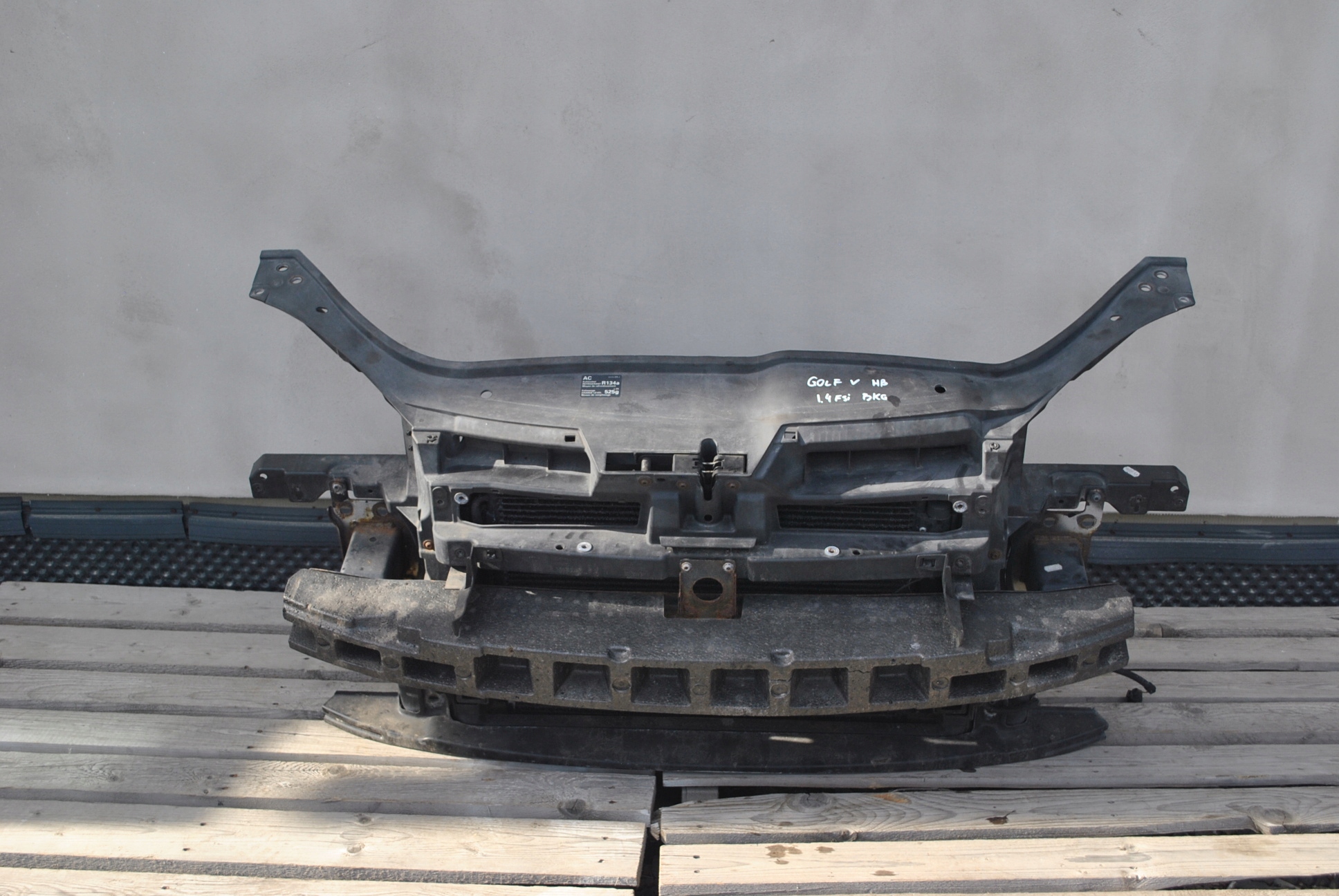 PAS PRZEDNI WZMOCNIENIE CHŁODNICE VW GOLF V 1.4FSI