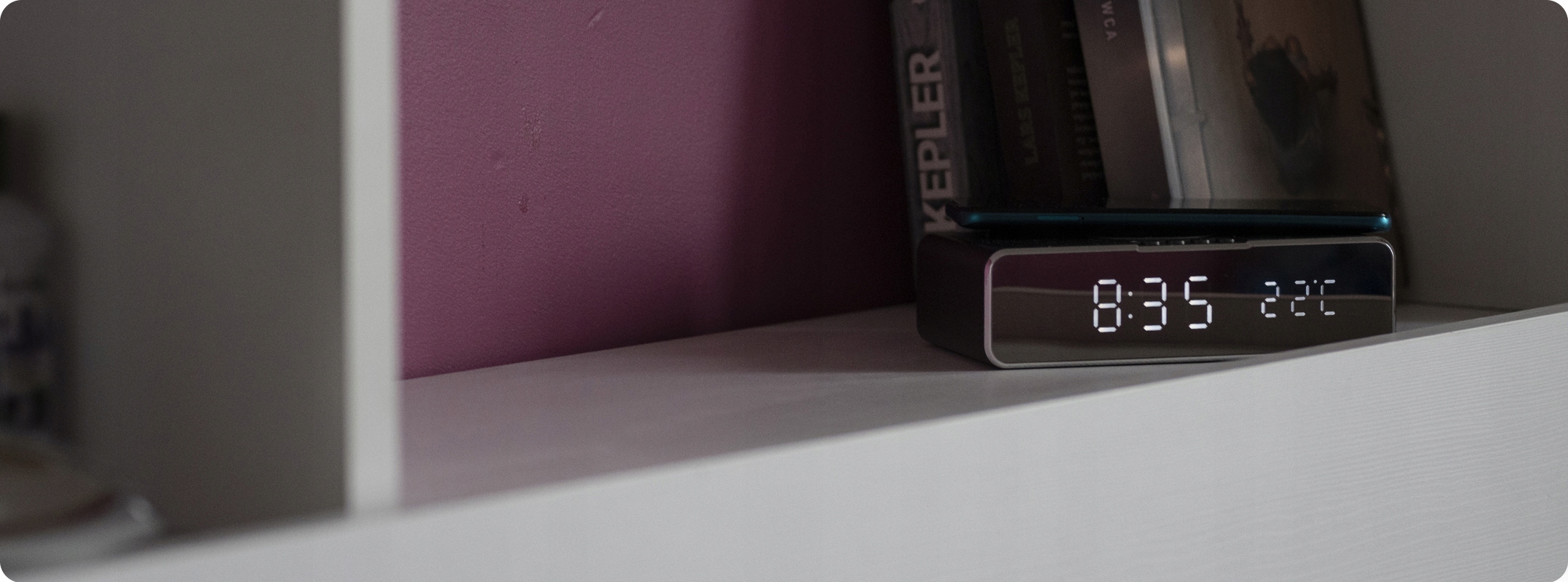 Ładowarka Indukcyjna STACJA ŁADUJĄCA do telefonu z Budzikiem Termometrem Prąd wyjściowy 1100 mA