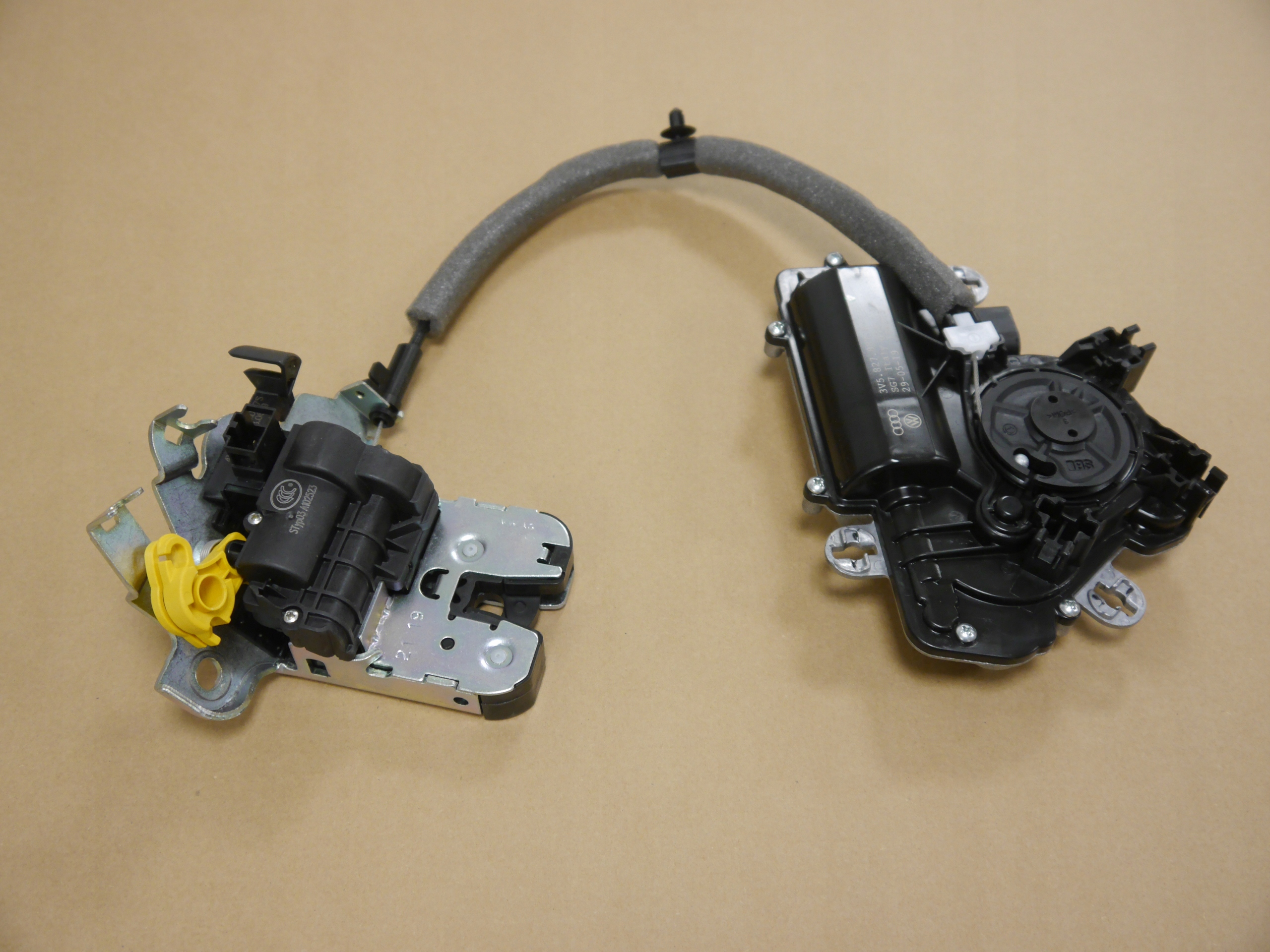 Audi OEv5827887bm0827506d замок кришки багажника