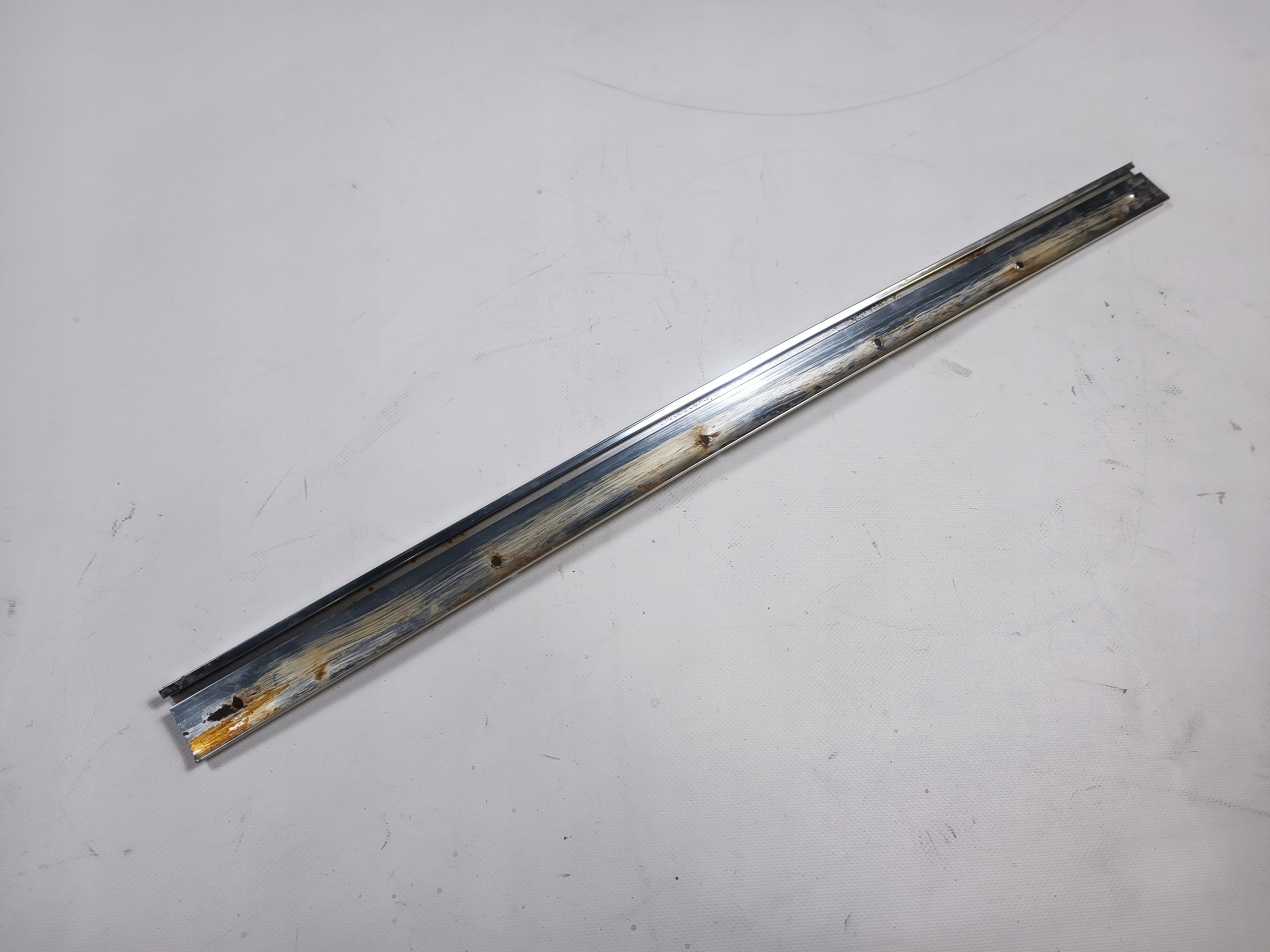 moulding chrom left nad szybe Mercedes SL R107