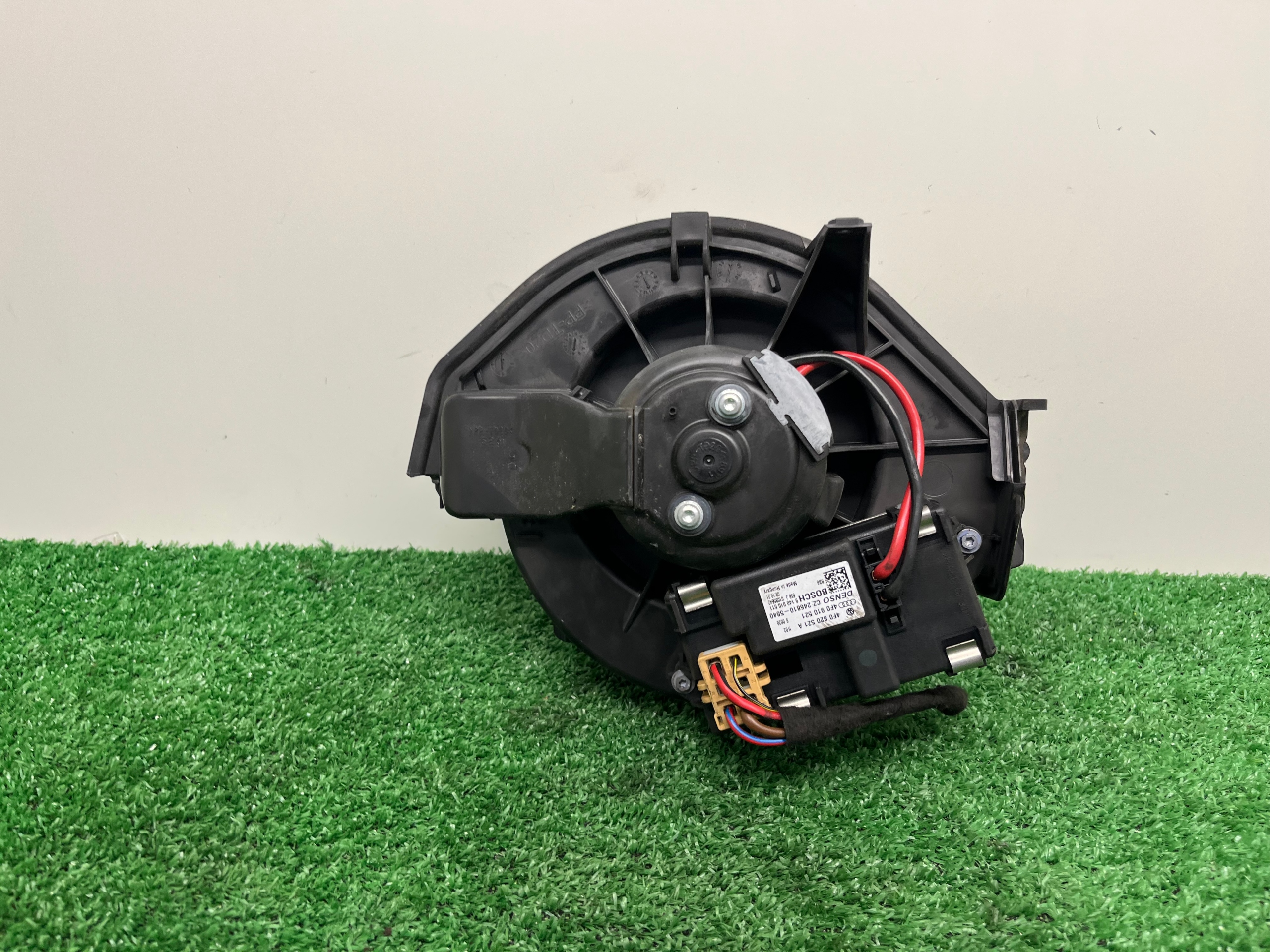Lüfter des lüfters AUDI A6-C6 4F0910521 / 4F0820521A