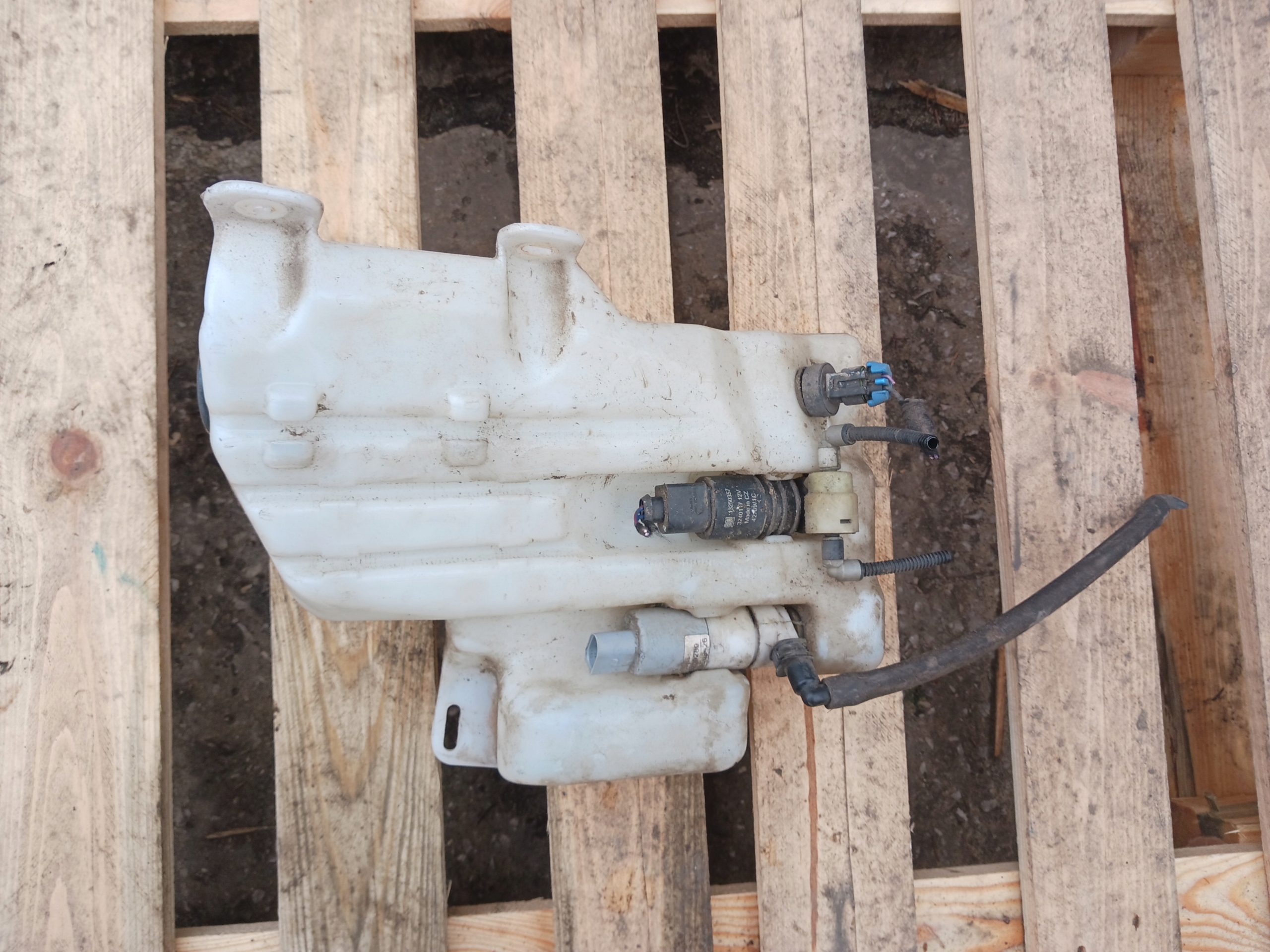 washer fluid tank OPEL INSIGNIA A 13240935