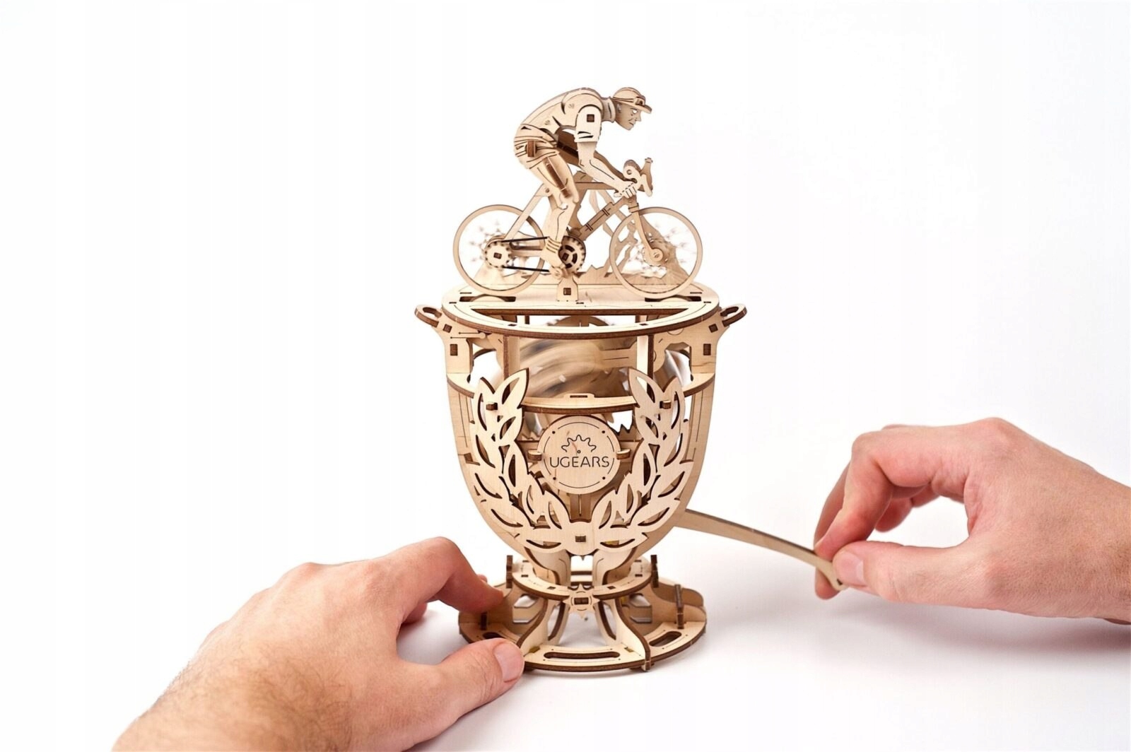 AUTOMAT KOLARZ MODEL MECHANICZNY DREWNIANY Z NAPĘDEM UGEARS PUZZLE 3D Wiek dziecka 14 lat +