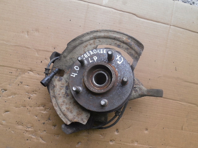 ПЕРЕДНІЙ ЛІВИЙ КРОСОВЕР JEEP CHEROKEE XJ 4.0 97-01