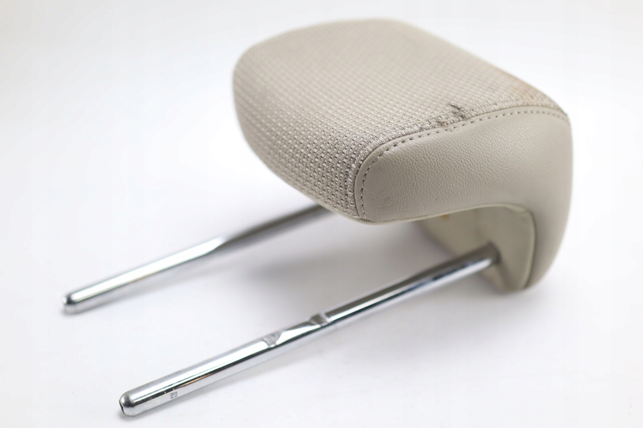 ПІДГОЛІВНИК ЗАДНІЙ ЛІВИЙ ЯСКРАВИЙ RENAULT MEGANE III