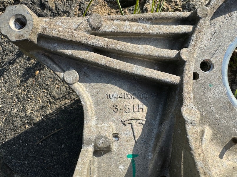 TESLA MODEL 3 MOCOWANIE AMORTYZATORA PRZEDNIE LEWE 1044371-00-D ORYGINAŁ Producent części Tesla