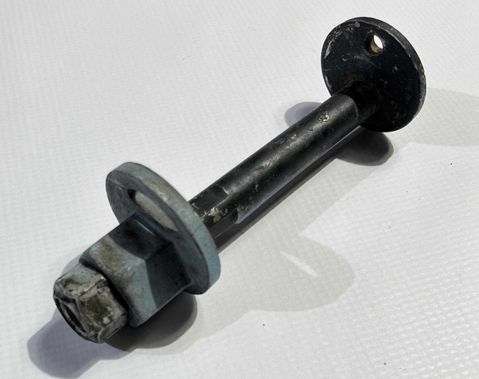 Schraube regulacyjna Schrauben regulacyjne des Querlenkers Dodge RAM 1500 2019