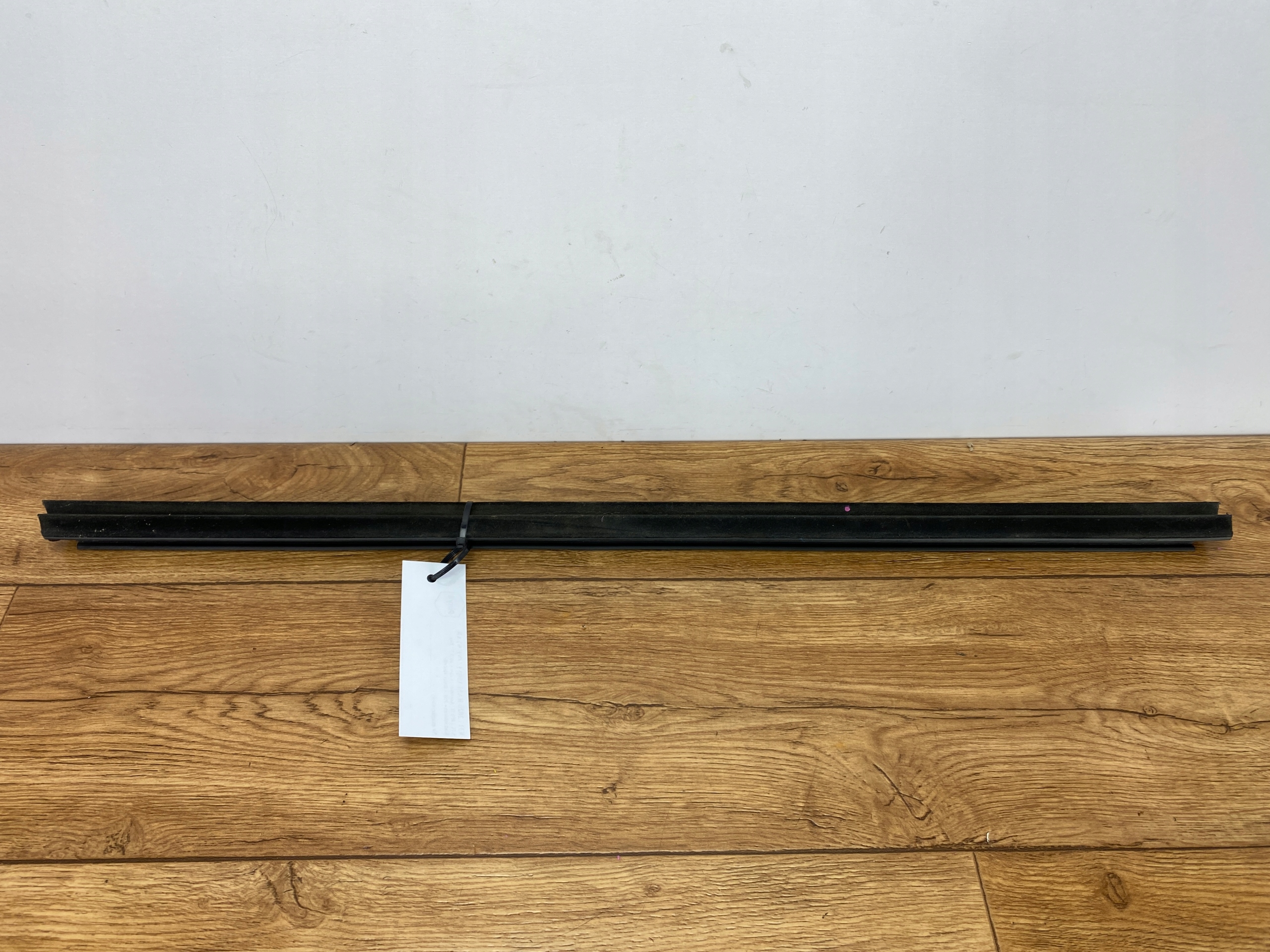gasket inner moulding windows door right side Dodge Ram 1500 2019+