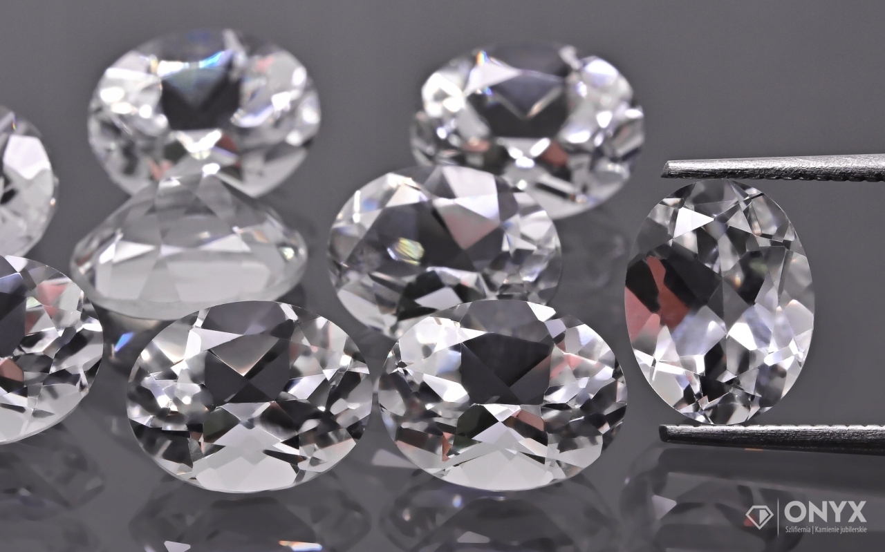 Topaz bílý fazetovaný ovál 9x7 mm