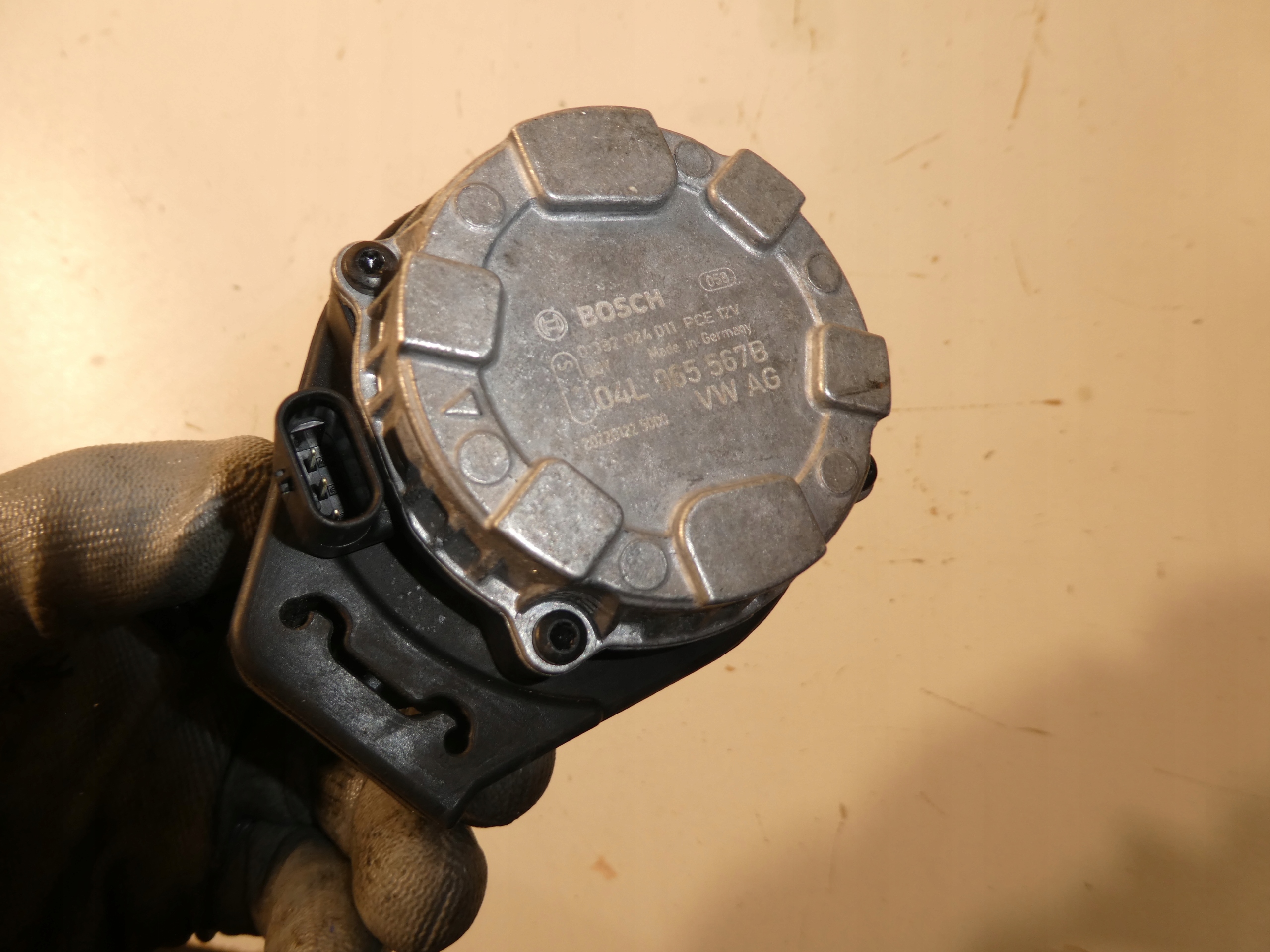 supplementary water pump VW AUDI SKODA 04L065567B