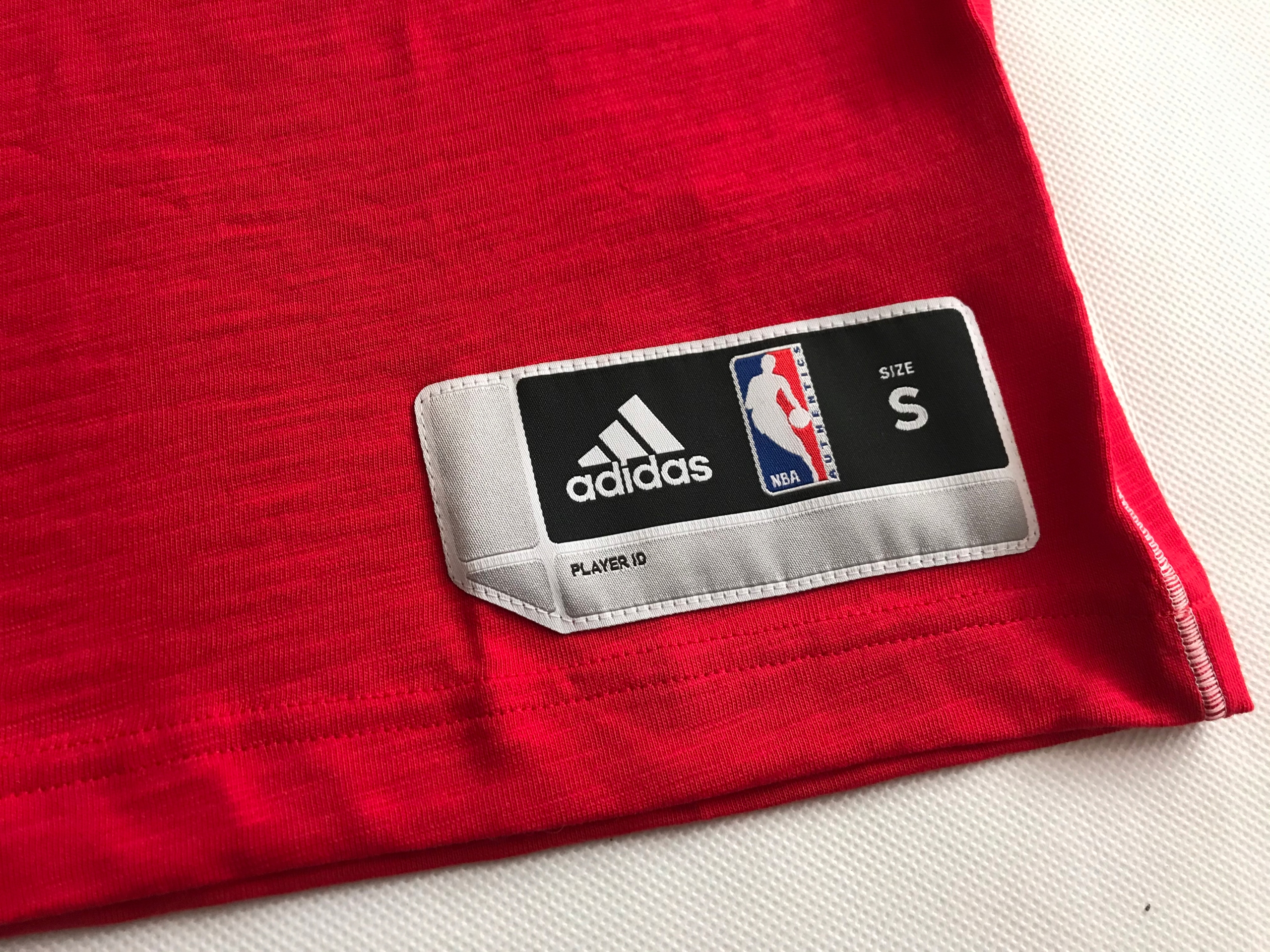 Czerwona koszulka Adidas Performance NBA S Marka adidas