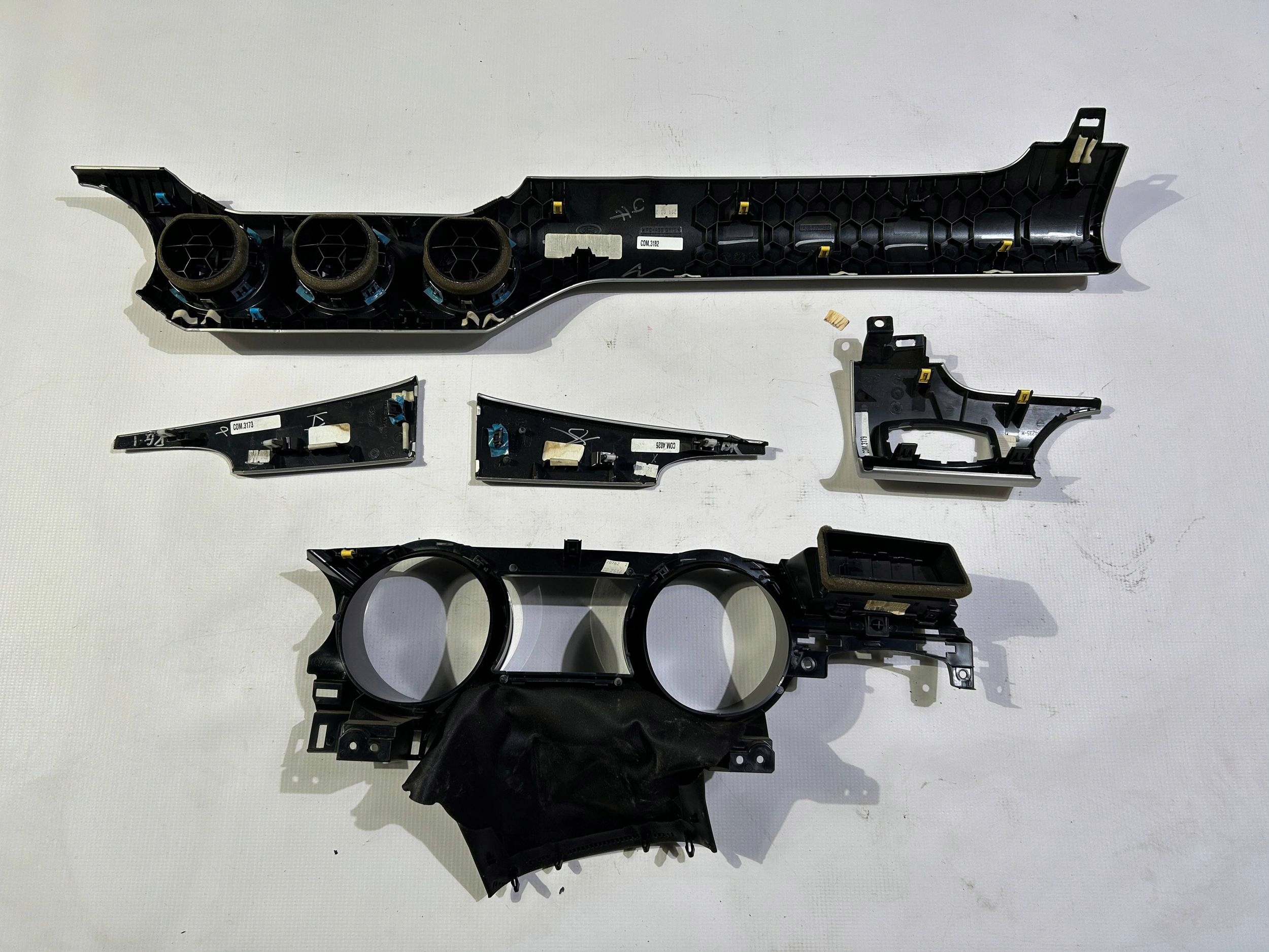 mouldings dekory konosoli of the dashboard instrument panel frame kokpitu Ford Mustang 2015