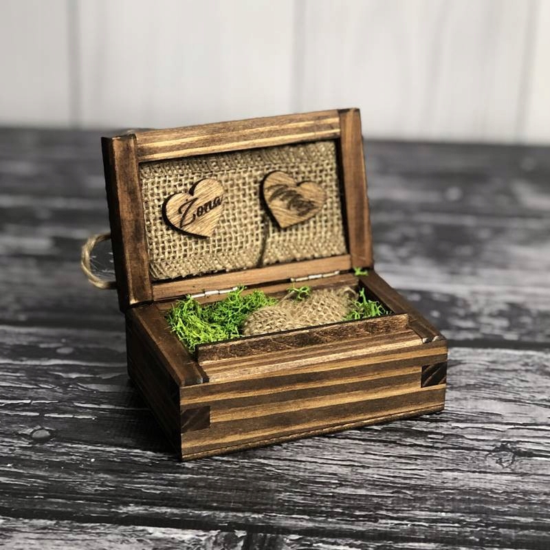 PUDEŁKO NA OBRĄCZKI DREWNIANE RUSTYKALNE MECH Kolor dominujący brązowy