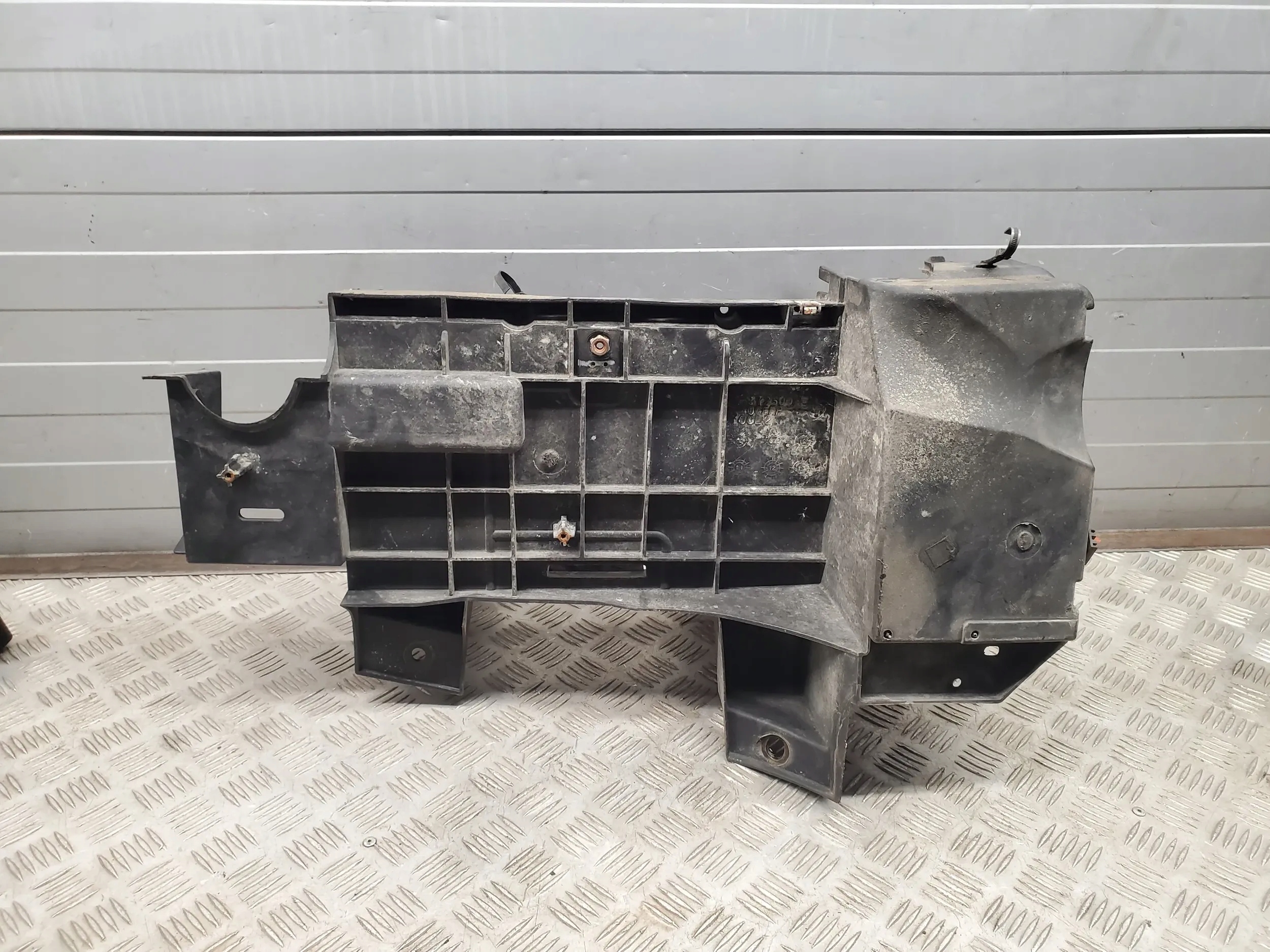 Dodge RAM 2010-2018 5.7 OEM 55372500AE Obudowy akumulatorów Producent części Dodge OE