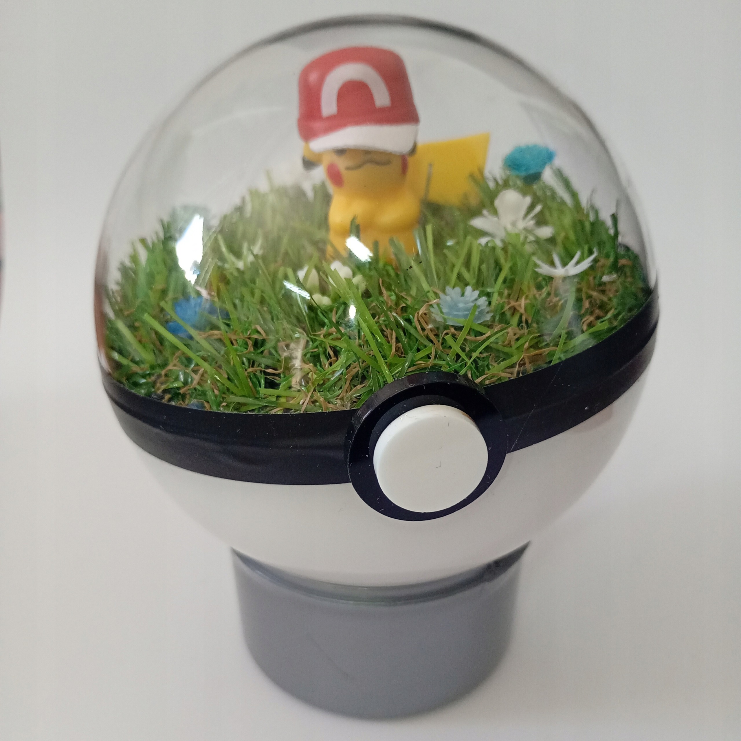 Pikachu – Pokeballové Terárium Unikátní Diorama Pokémon Ručně Vyrobené 10 CM