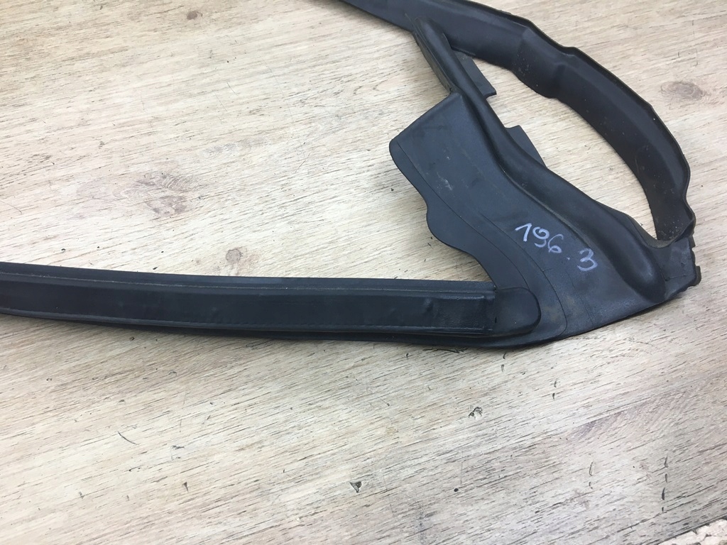 USZCZELKA ZGARNIAJACA DRZWI PRAWY PRZOD TESLA X Installation side front right