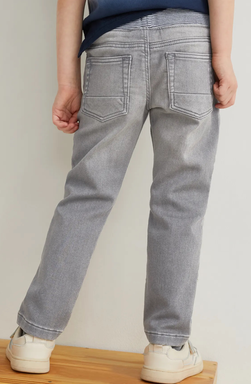 Dziecięce spodnie C&A jeansy szare Straight jeans -jog denim, r. 122, 7 lat Rozmiar (new) 122 (117 - 122 cm)