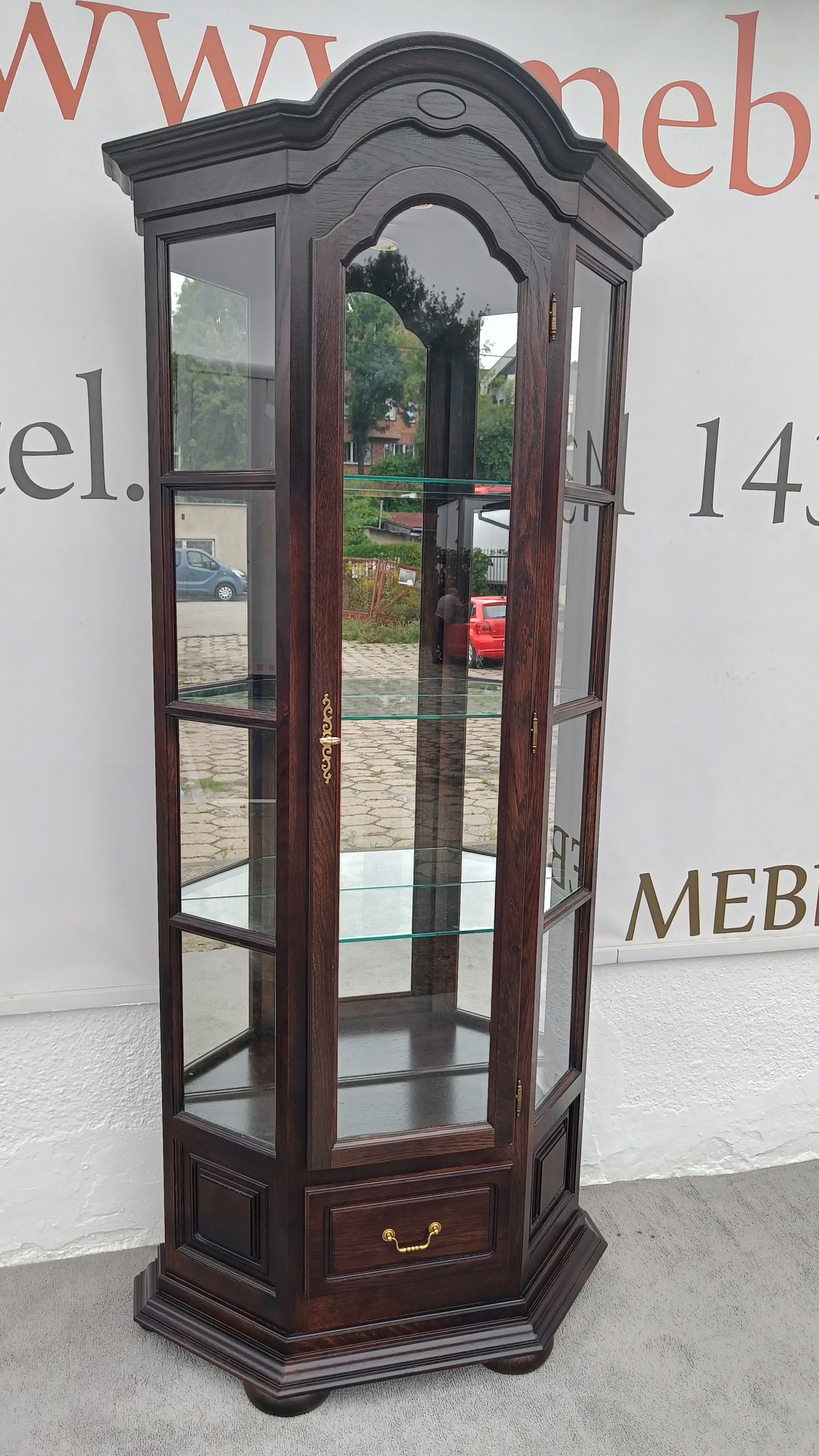 SERWANTKA W CAŁOŚCI PRZESZKLONA , Z LITEGO DREWNA DĘBOWEGO . STAN IDEALNY !