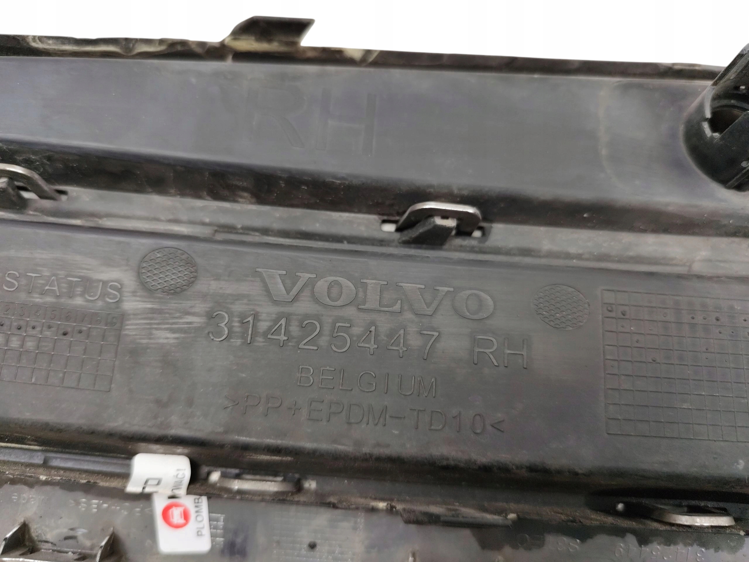 grid of a bumper right VOLVO S90 (2016-2020) 31425447
