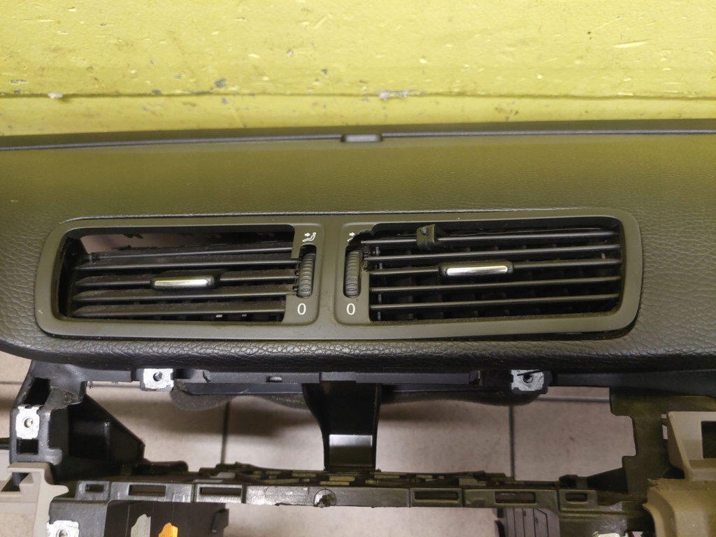 VW PASSAT B6 cockpit dashboard instrument panel 3C1857003