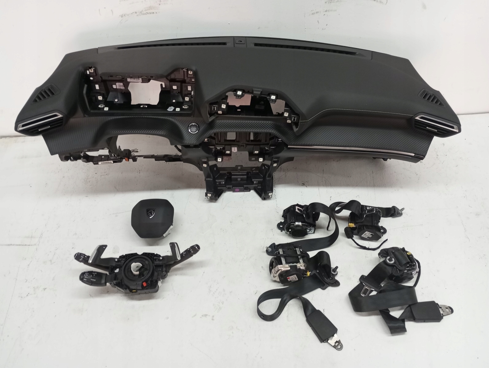 console dashboard PEUGEOT 2008 CARBON 23R green NIC