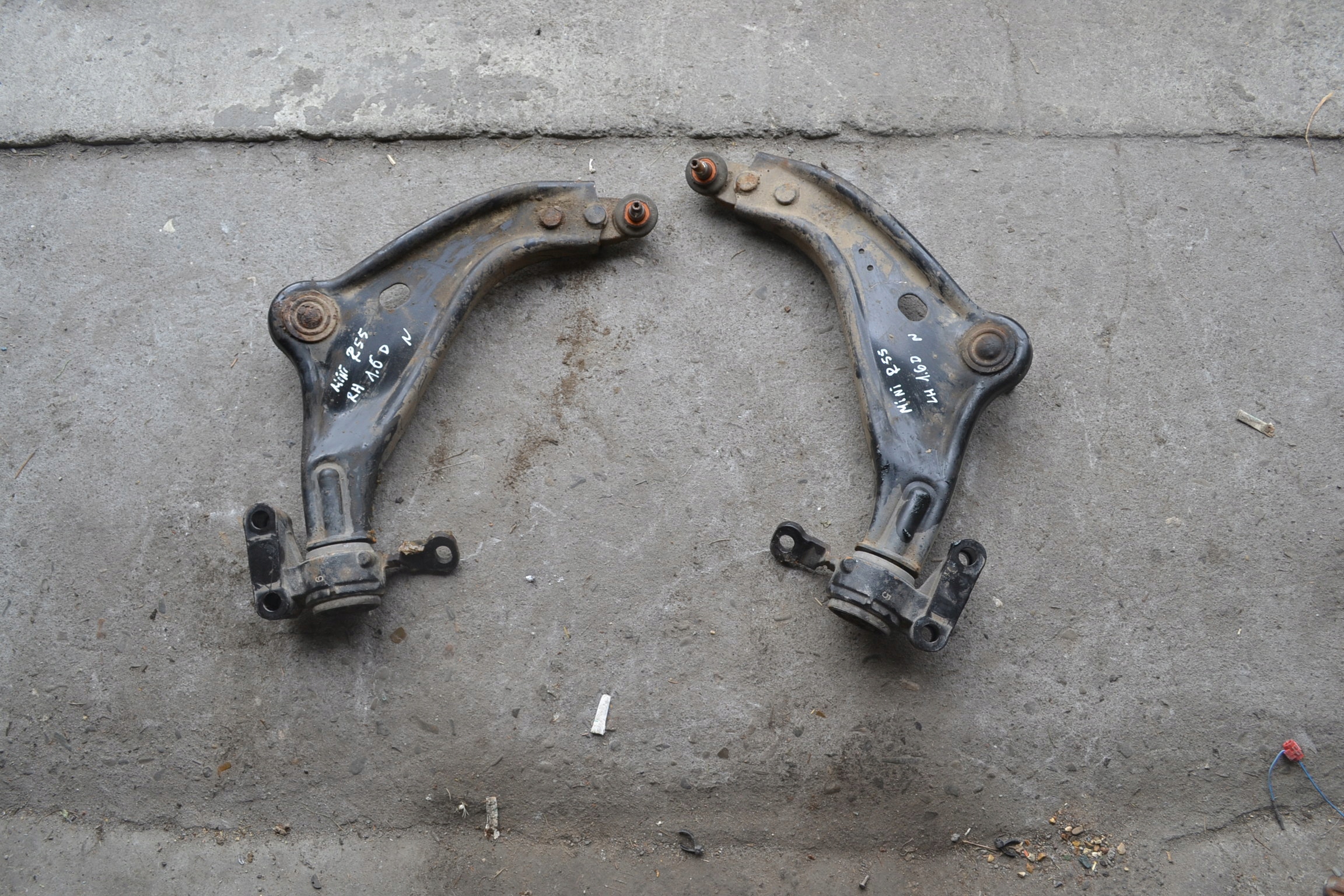 MINI CLUBMAN R55 arm left right front