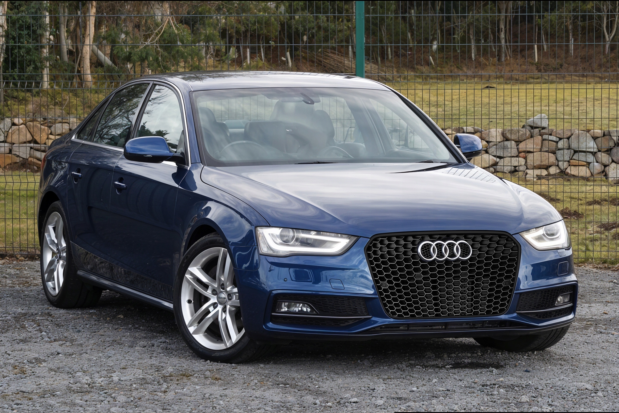 AUDI A4 / S4 B8 11-15 PO FACELIFTINGU ATRAPA GRILL STYLIZACJA NA RS4 Producent części Inny