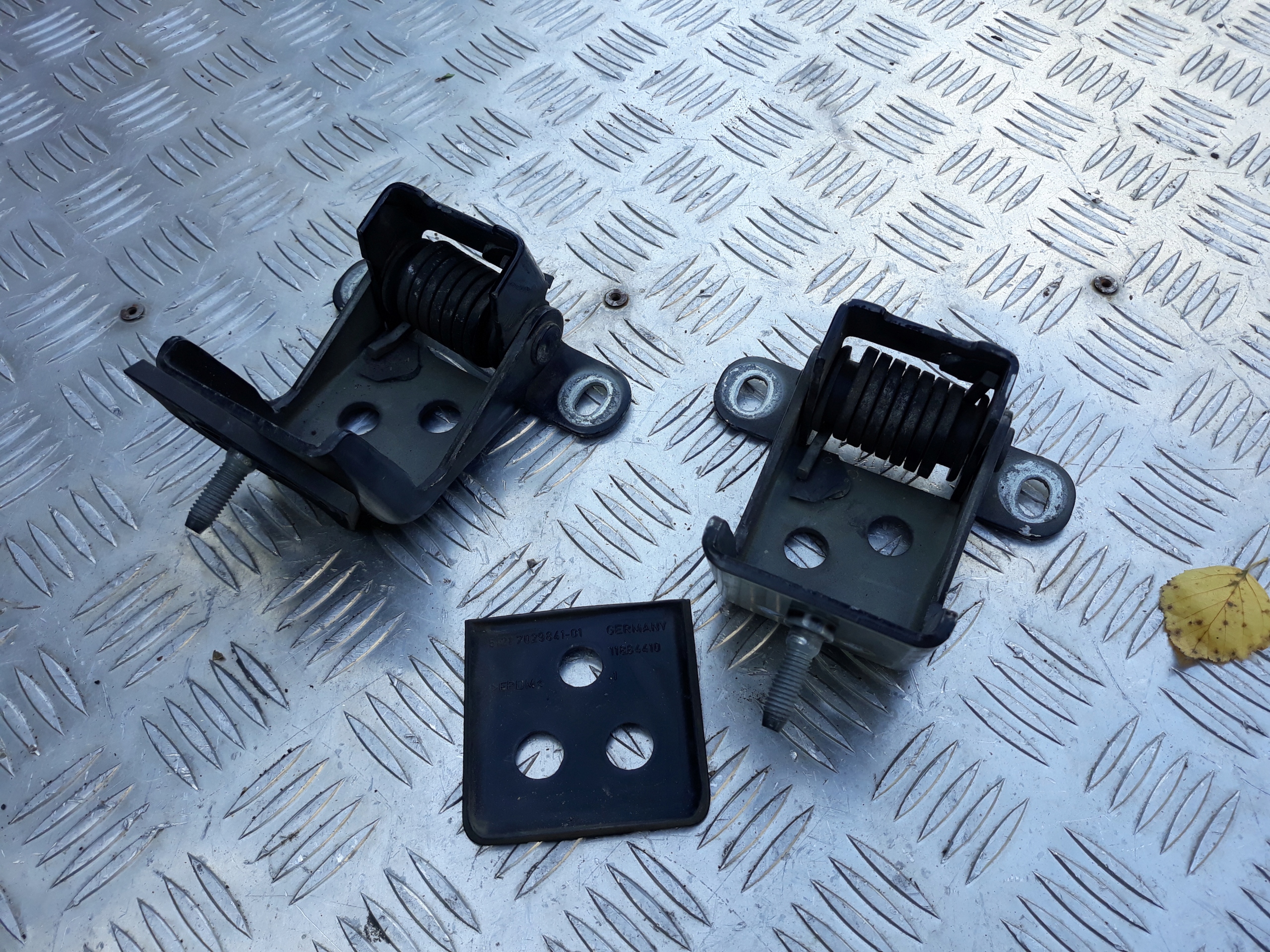 ZAWIASY DRZWI PRAWY TYŁ TYLNI RANGE ROVER III L322 Producent części Land Rover OE