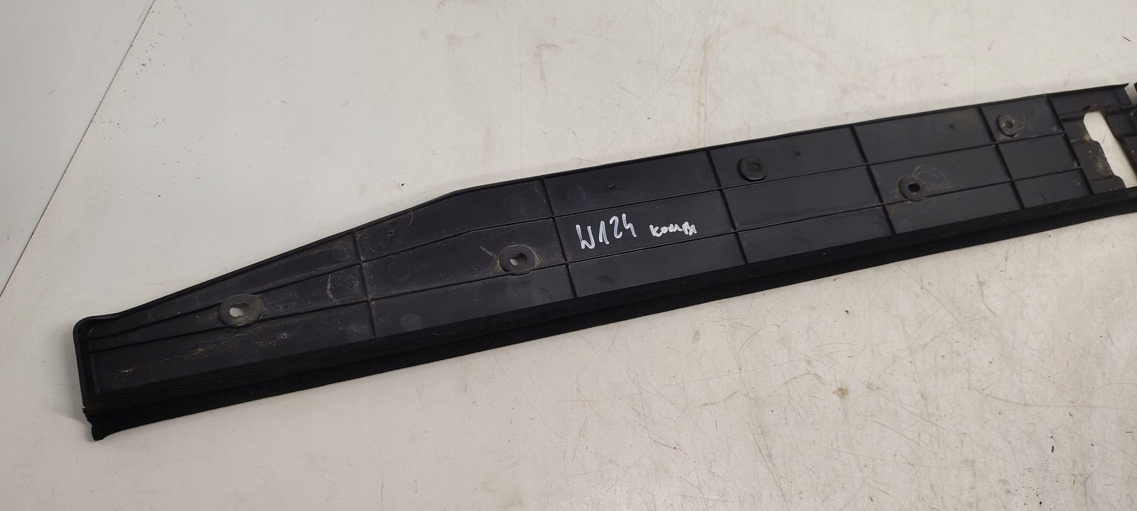 moulding of the threshold threshold boot Mercedes W124 2,2