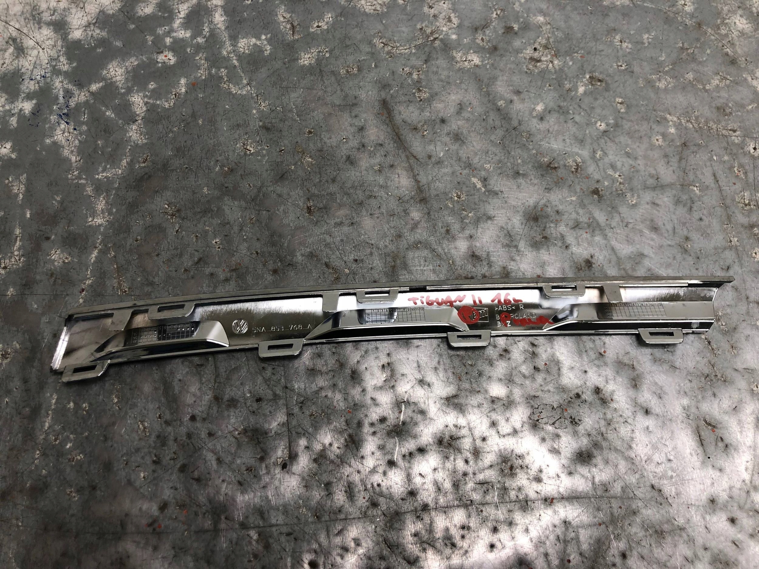 lišta CHROM GRILLA pravá VW TIGUAN II 5NA853768A