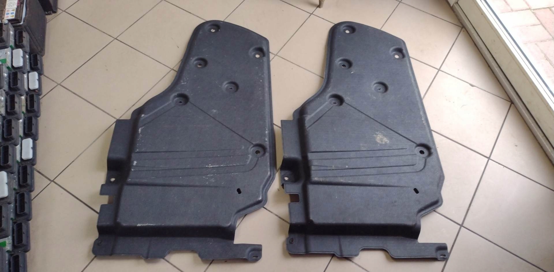 748R29892R - ПЛАСТИНА КРИШКА ШАСІ ПРАВА ЛІВА RENAULT ARKANA