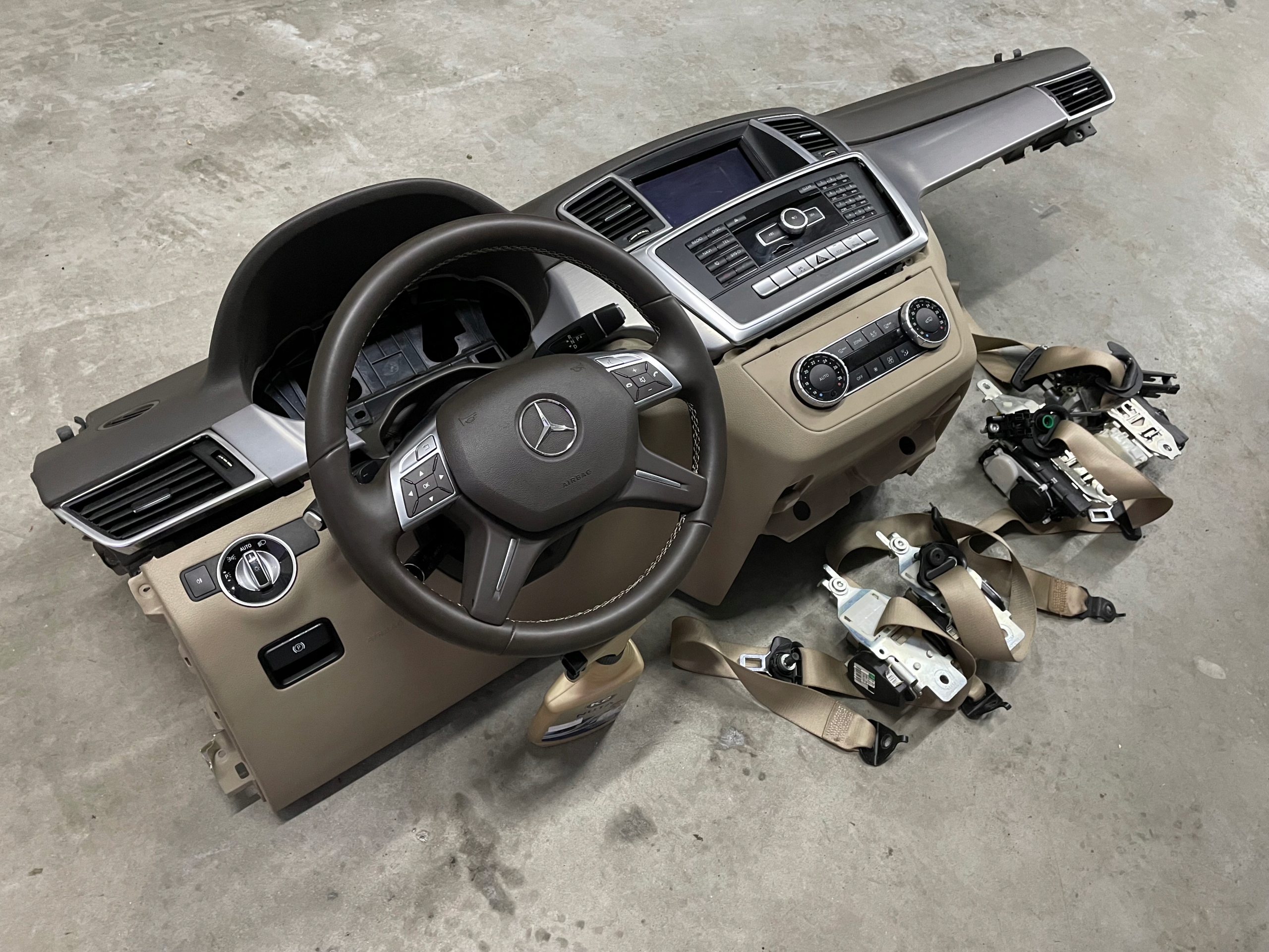 Mercedes ML W166 KONSOLA DESKA PASY KOMPLET Typ samochodu 4x4/SUV Samochody osobowe