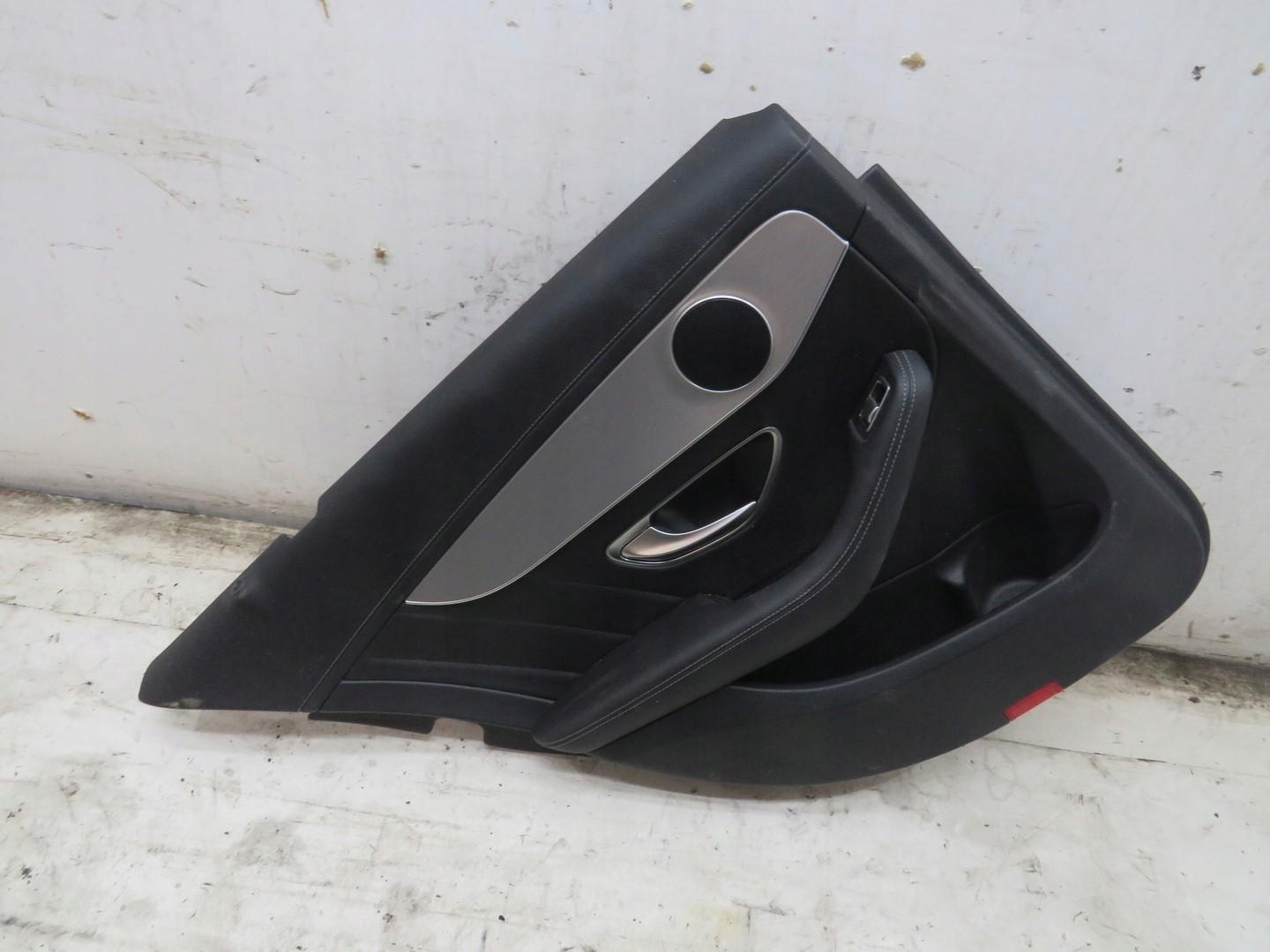 BOCZEK DRZWI LEWY TYŁ SEDAN MERCEDES W205