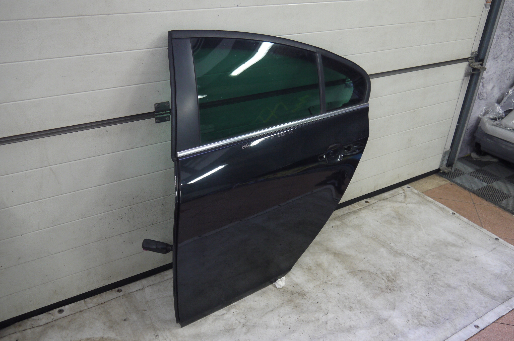 Drzwi lewy tył tylne Opel Insignia A HB Z22C Producent części Opel OE