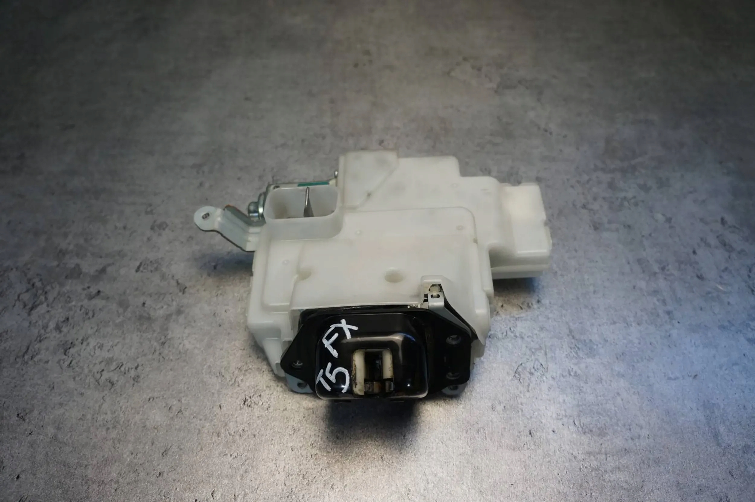 ZAMEK KLAPY TYŁ TYLNEJ INFINITI FX II QX 905520 AQ000 DOCIĄG