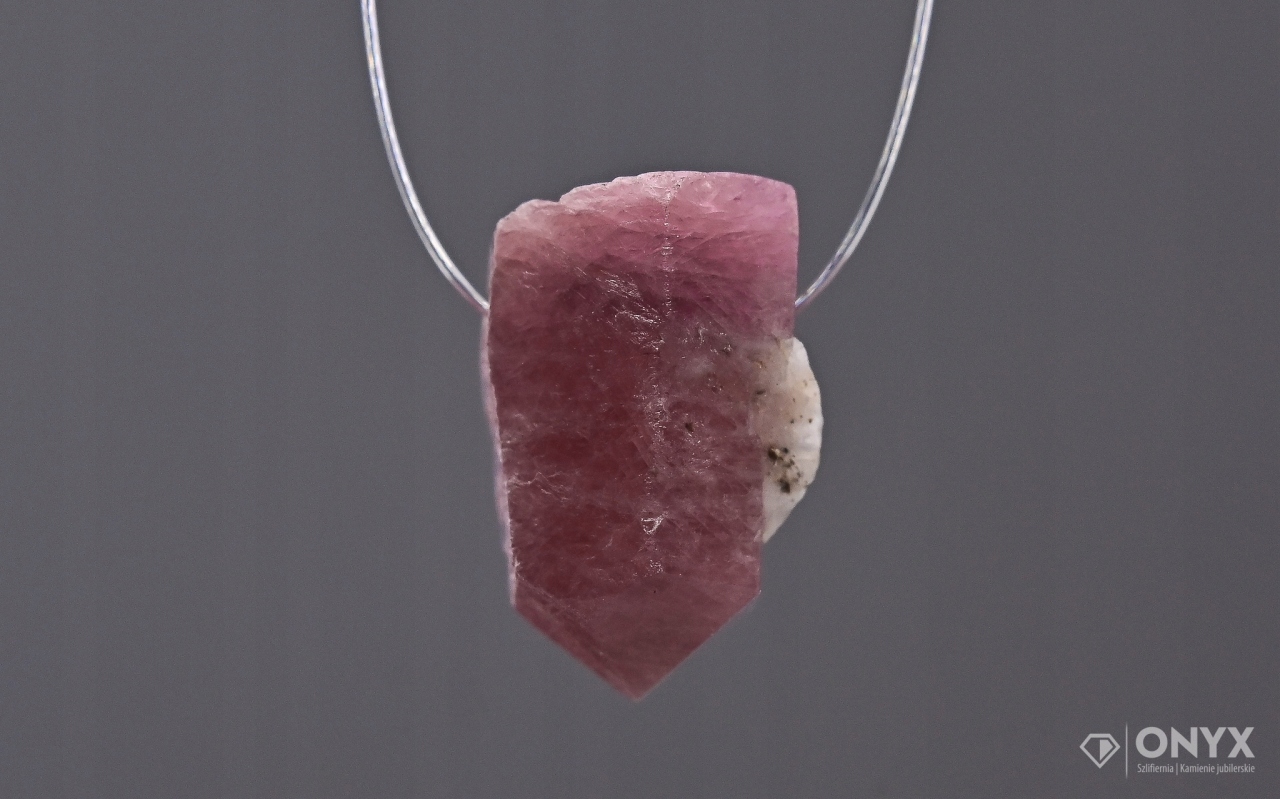 Rubín provrtaný přírodní křišťál 11,5x8,5 mm