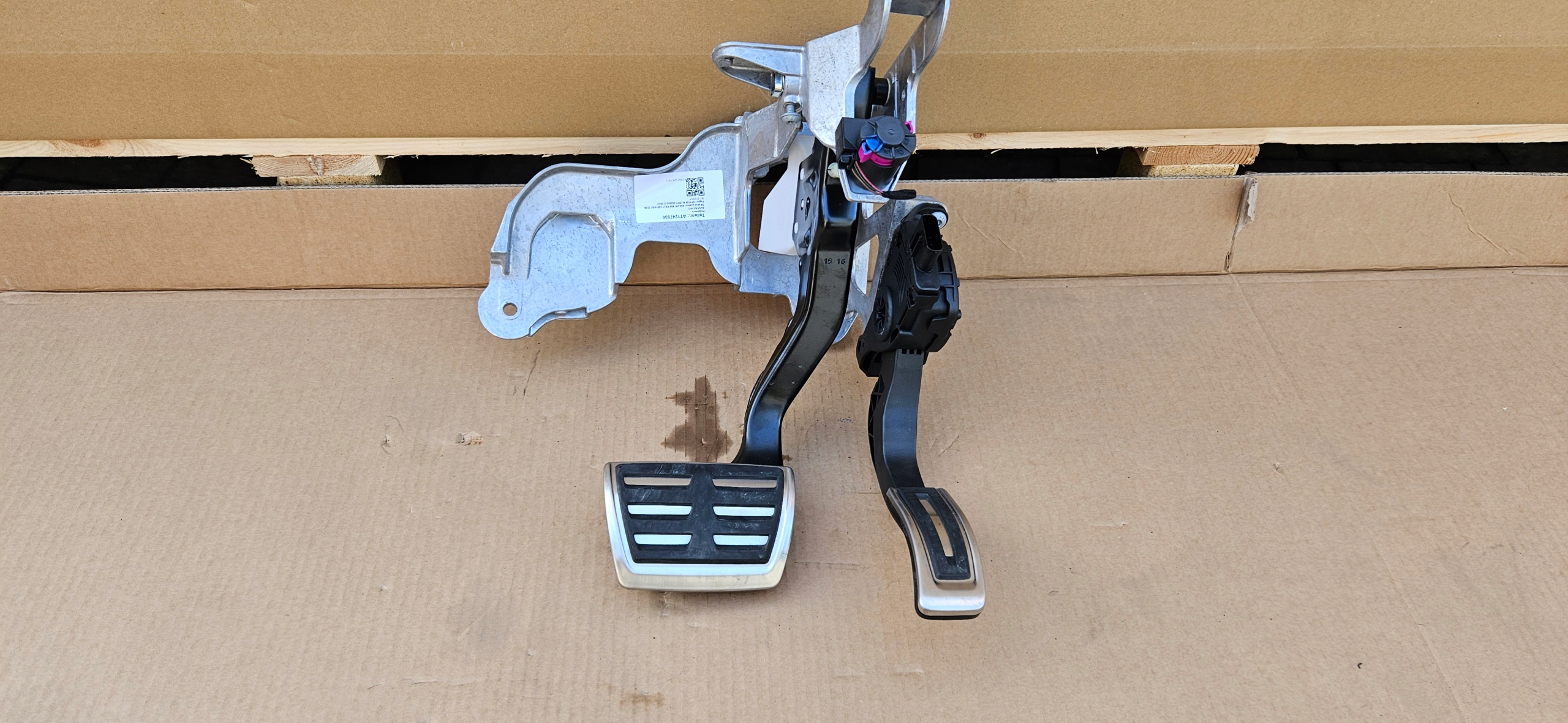 AUDI A8 S8 D4 LIFT PEDAŁY CHROM KOMPLET 4H1723140C Kod producenta PEDAŁ HAMULCA 4H1723140C GAZU 4H1723523 S-LIN